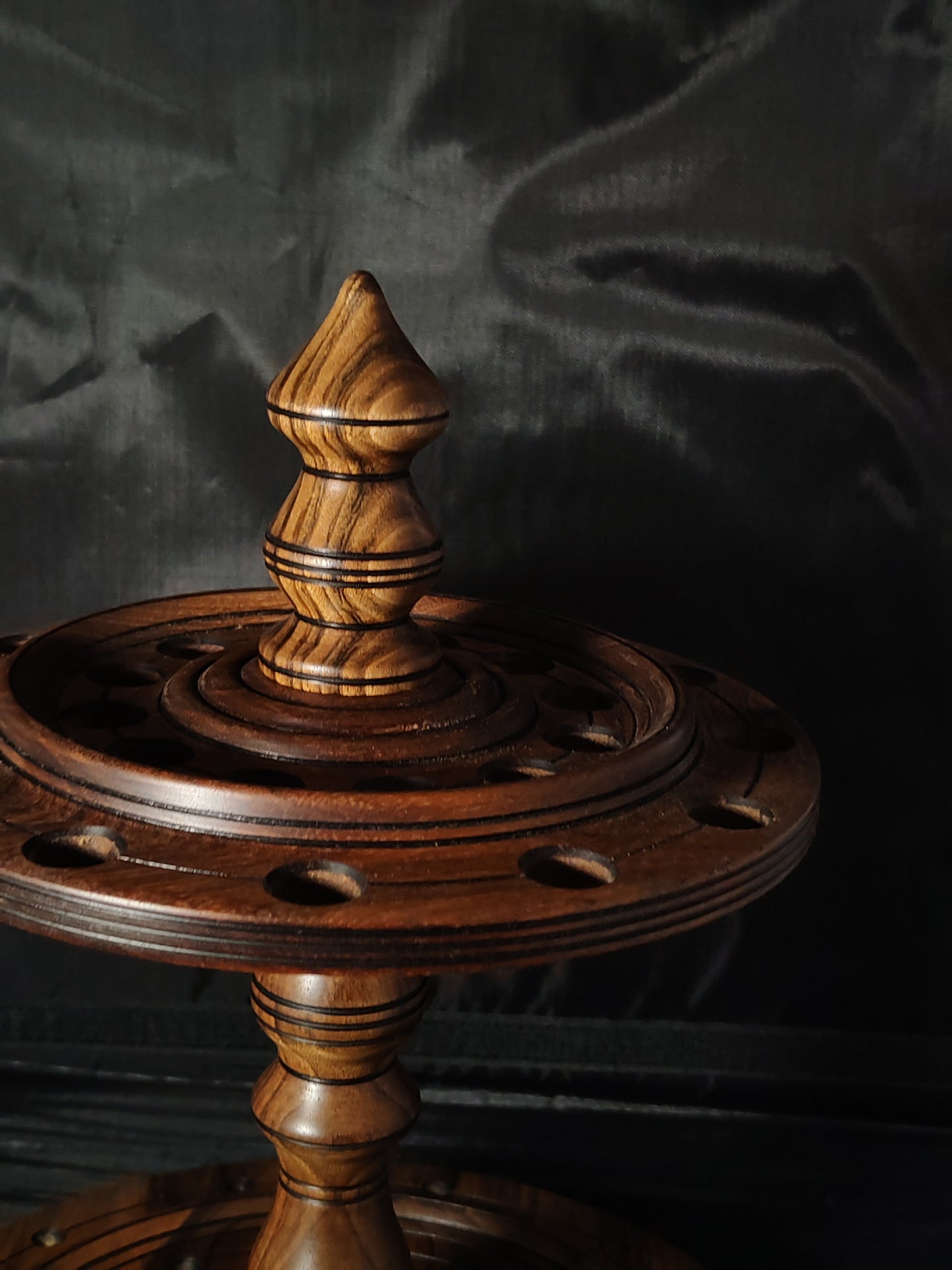 Rotating Walnut Wood Spindle Display (24 Spindles) – 17 cm (6.69 inches)