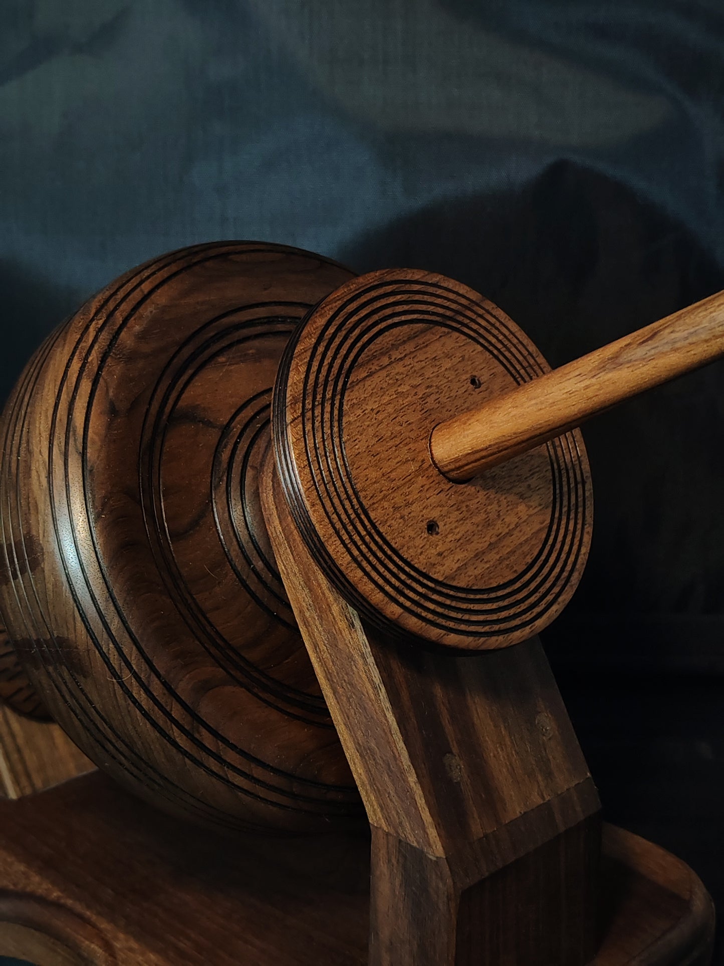Walnut Kick Spindle for Spinning – Stable Design & Easy Maintenance