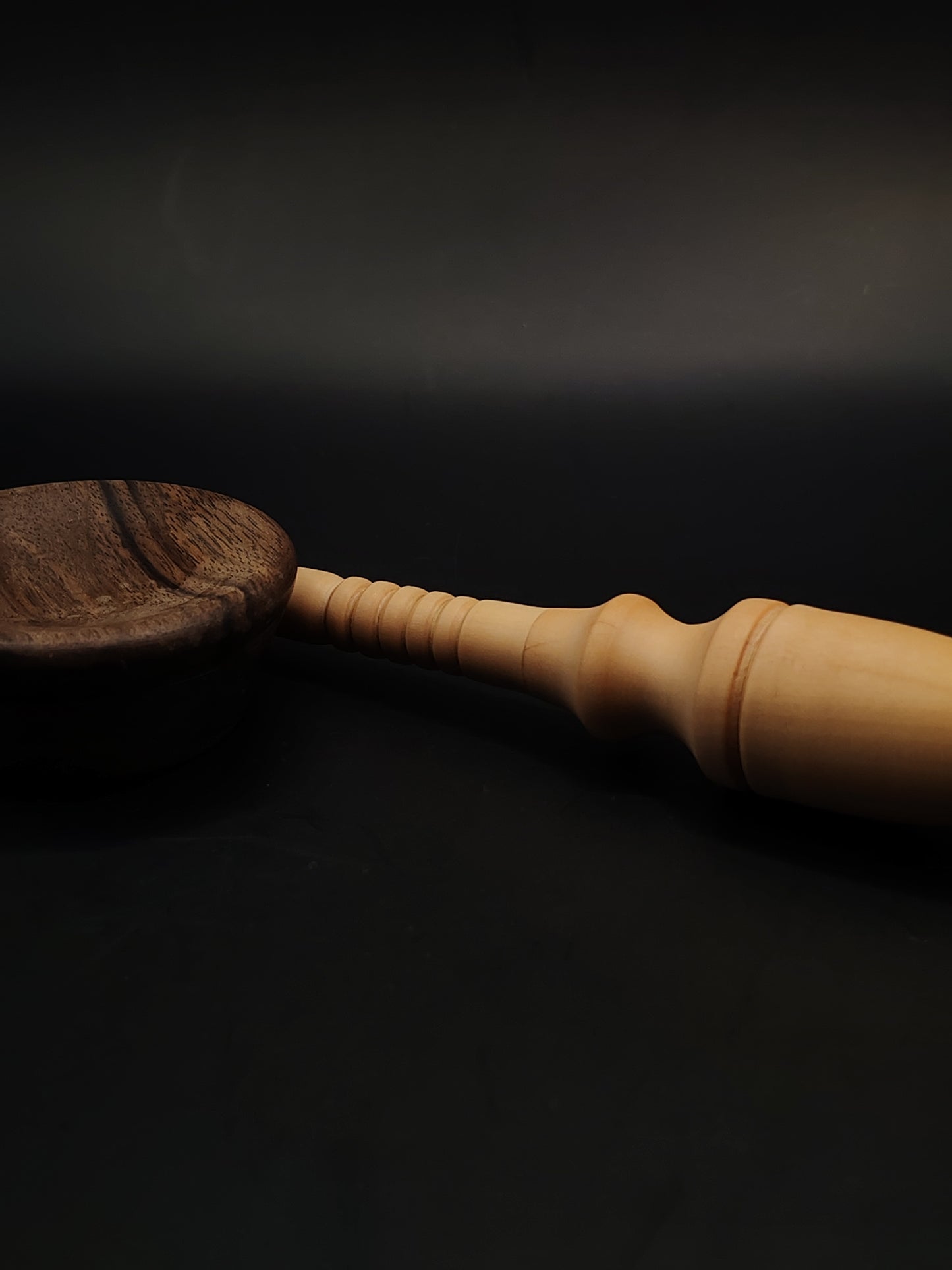 Artisan Support Spindle for Yarn Spinning – 22g / 25.5cm (0.78oz / 10in) – Pear Wood with Walnut Bowl
