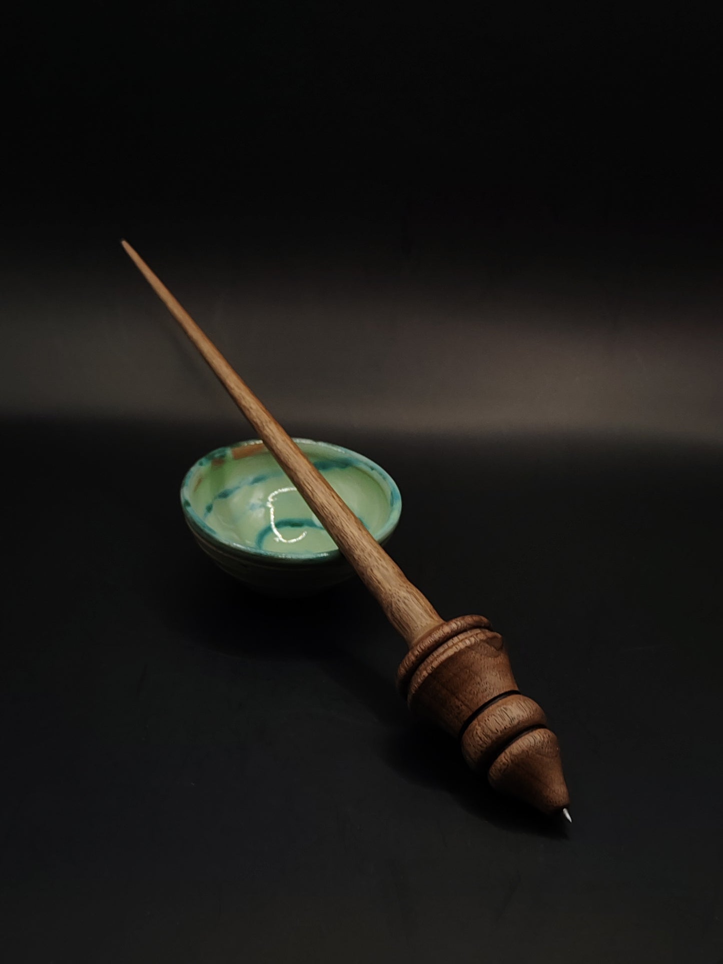 Support Spindle for Yarn Spinning with Metal Tip – Walnut Wood | 25g / 0.88oz – 26cm / 10.2in | Set with Complimentary Red Clay Bowl