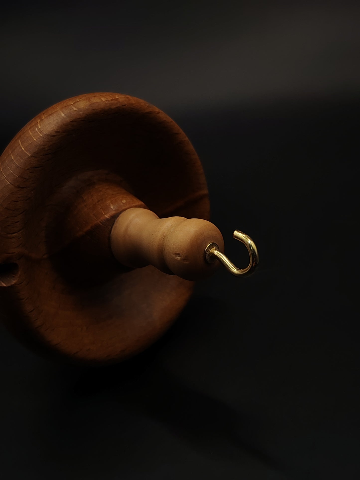 Drop Spindle for Yarn Spinning – Apple Shaft & Beech Whorl | 28 cm (42 g) | Handcrafted Top Whorl Spindle by Kravelli