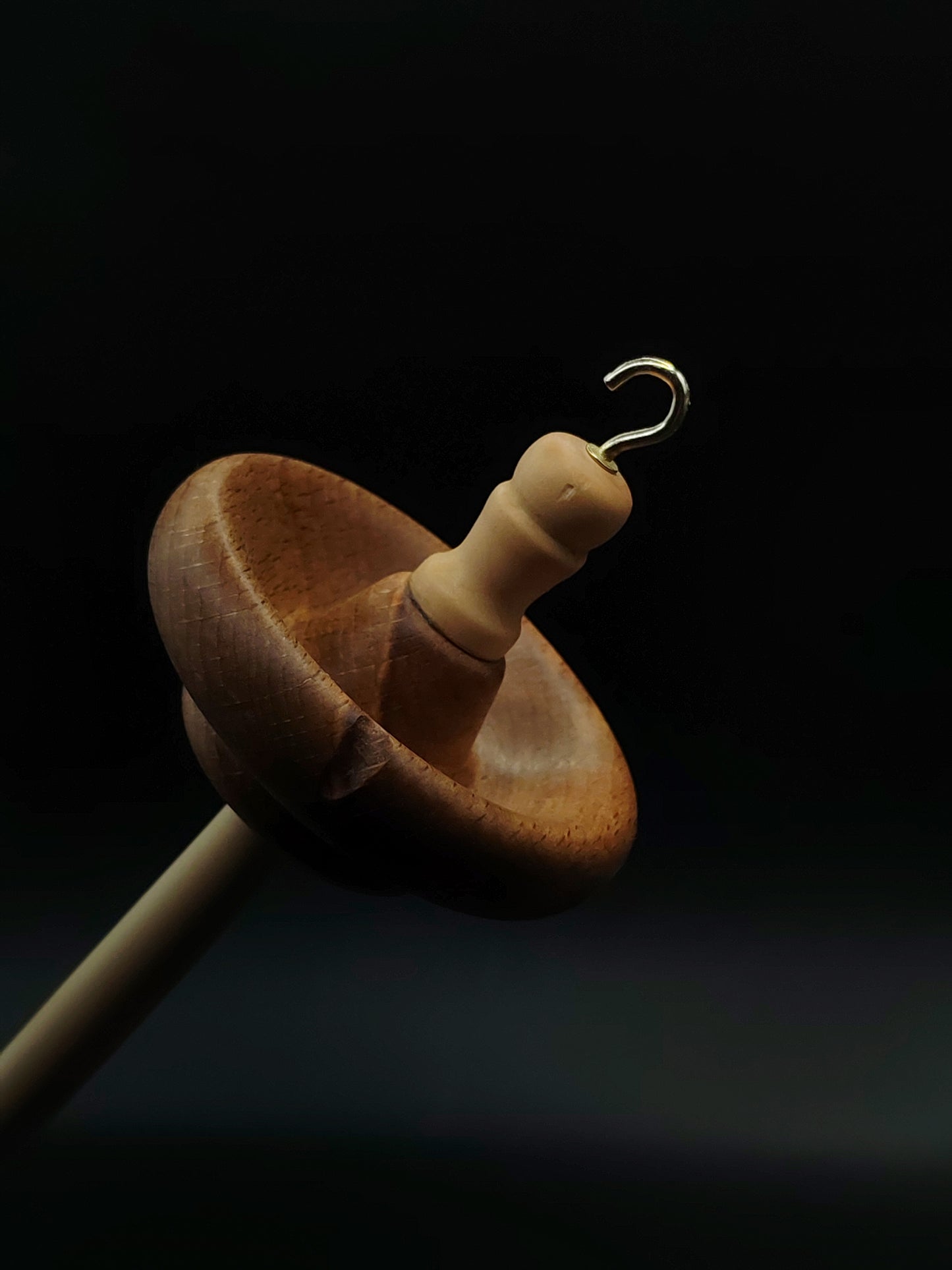 Drop Spindle for Yarn Spinning – Apple Shaft & Beech Whorl | 28 cm (42 g) | Handcrafted Top Whorl Spindle by Kravelli