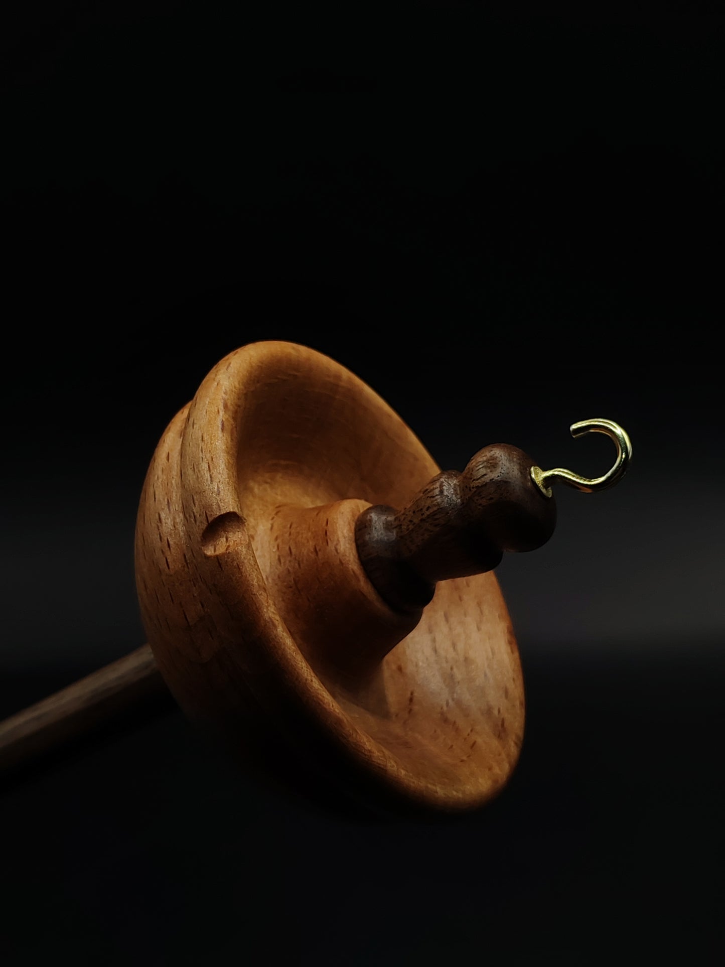 Drop Spindle for Yarn Spinning – Walnut Shaft & Red Beech Whorl | 27.5 cm (50 g) | Handcrafted Top Whorl Spindle by Kravelli