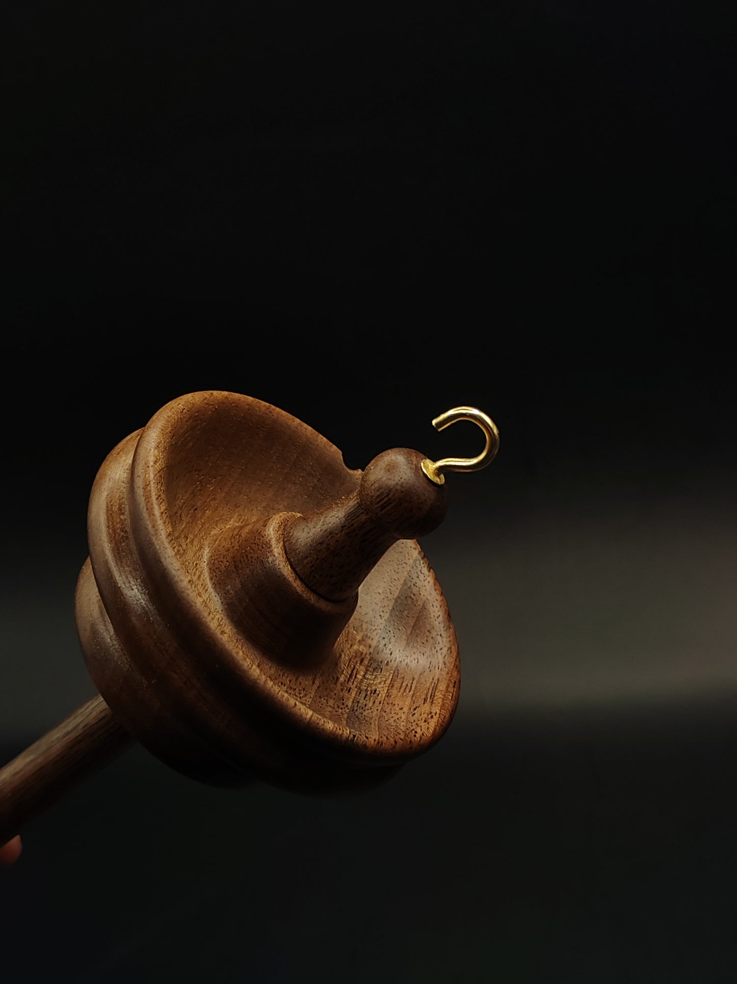 Drop Spindle for Yarn Spinning – Walnut Wood | 27 cm (56 g) | Hand-Turned Top Whorl Spindle by Kravelli