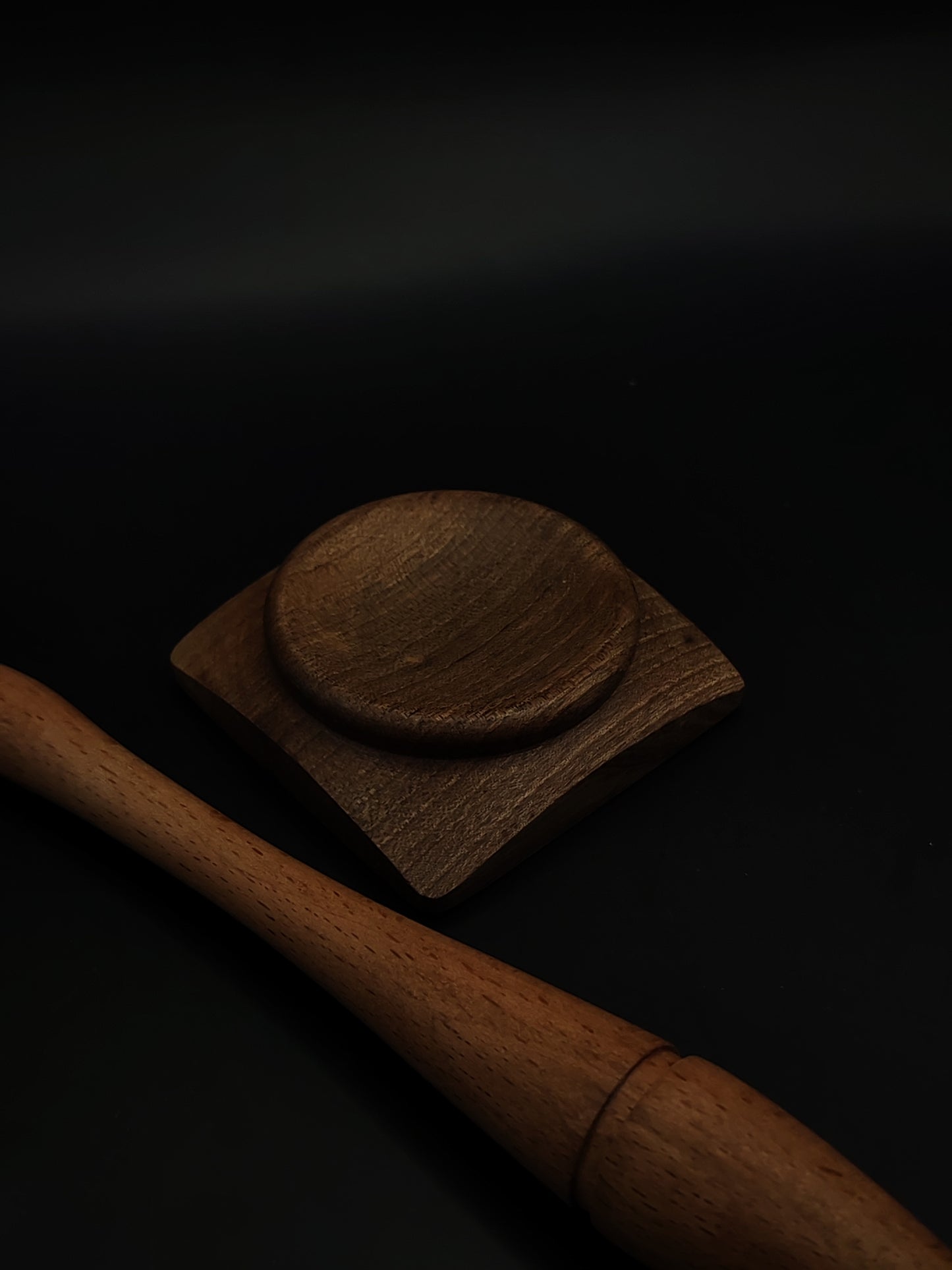 A beautifully carved Goddess-style beech support spindle, 20 g and 25.5 cm, paired with a handcrafted walnut spinning bowl — elegant, symbolic, and perfectly balanced.