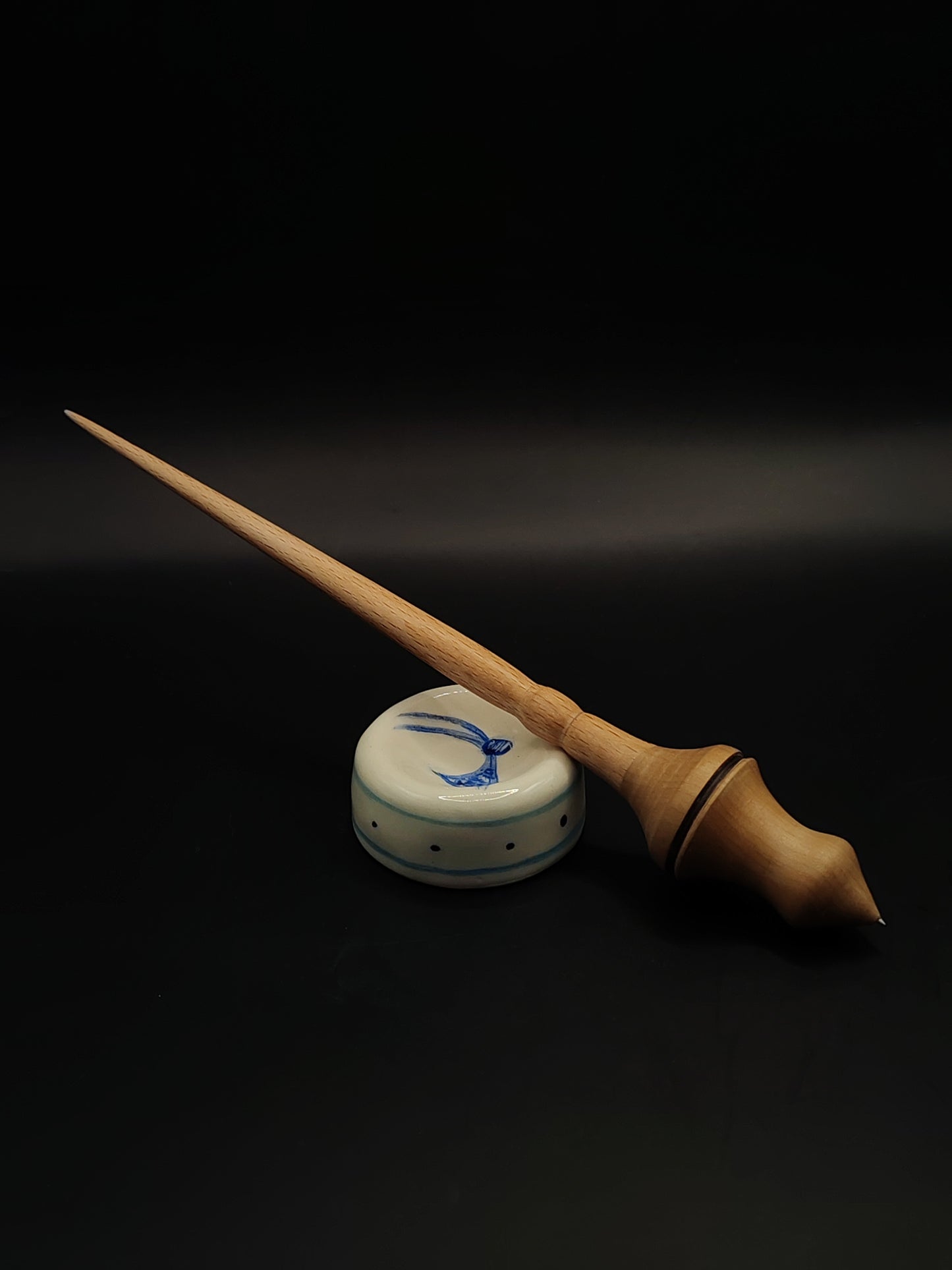 Support Spindle with Metal Tip – Beech Shaft & Pear Whorl (26 cm / 10.2″, 24 g / 0.85 oz) + Hand-Painted Ceramic Spinning Bowl | Artisan Handmade by Kravelli