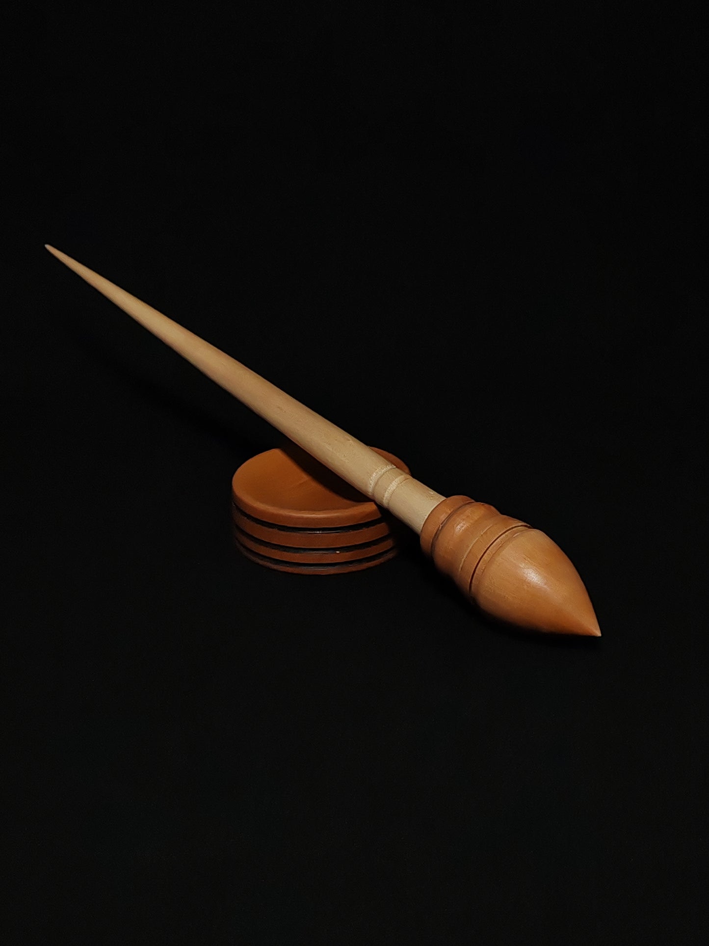 Graceful support spindle with sycamore shaft and plum wood whorl, paired with a pear wood support bowl, measuring 27.5 cm in length and weighing 22 grams.