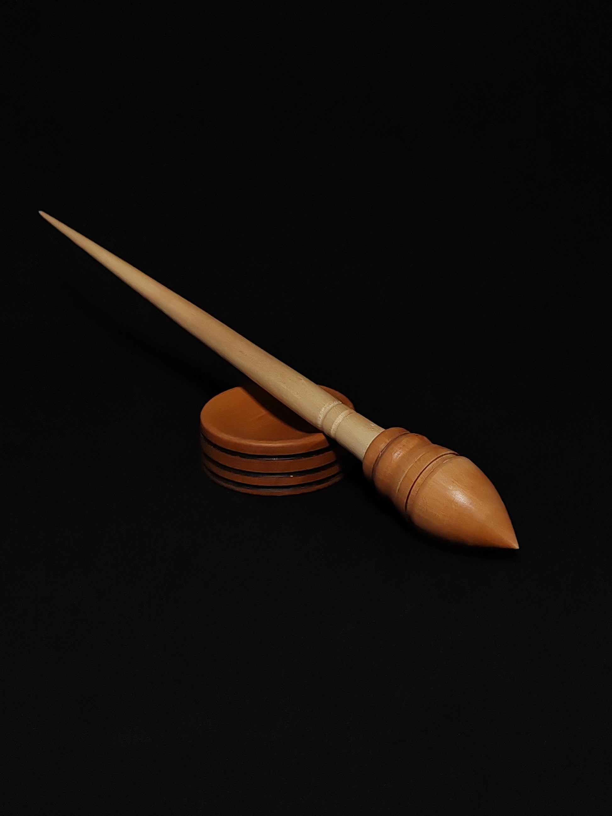 Graceful support spindle with sycamore shaft and plum wood whorl, paired with a pear wood support bowl, measuring 27.5 cm in length and weighing 22 grams.