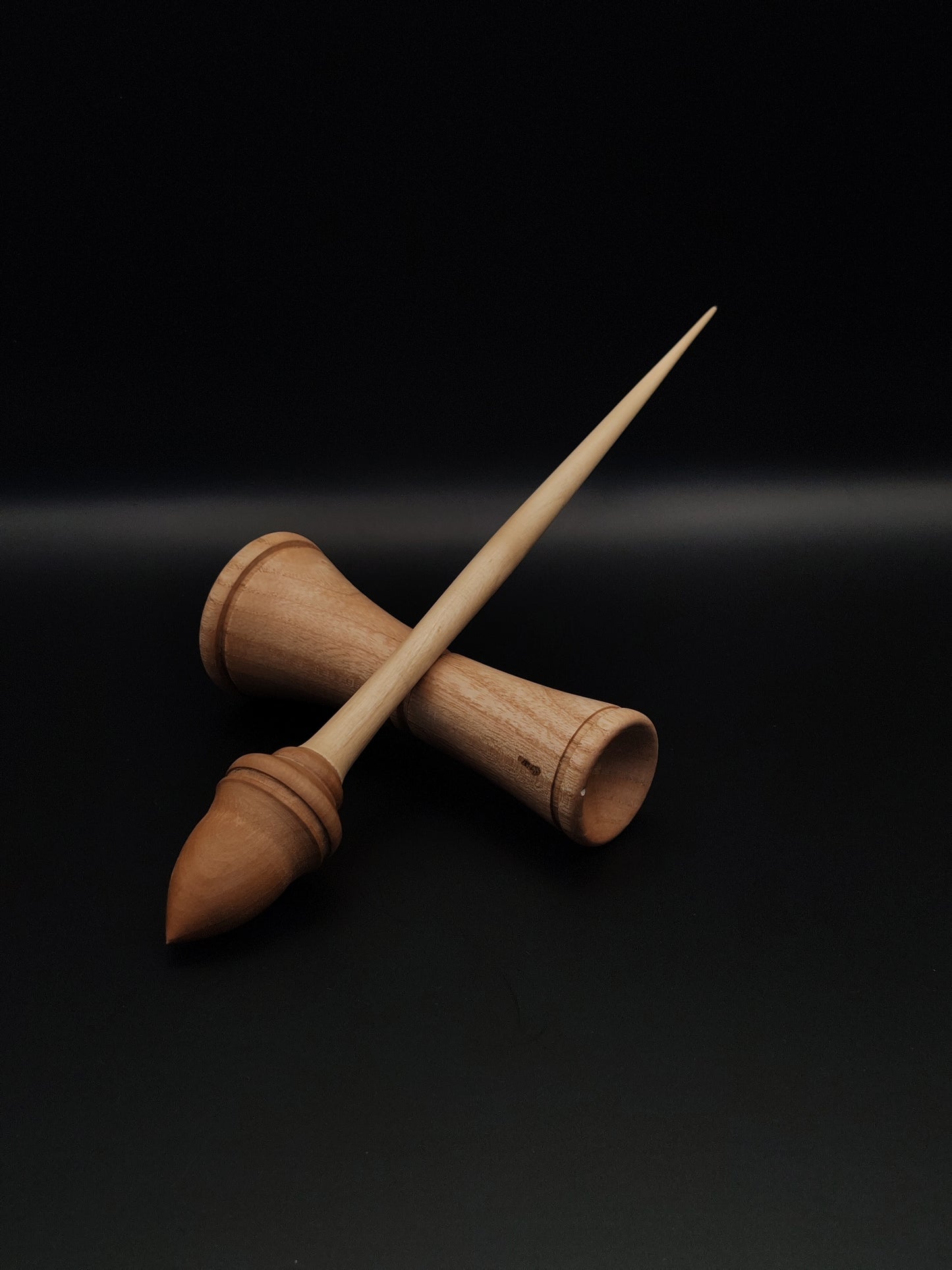 upport spindle set featuring a 26 cm apple shaft and pear whorl, weighing 16 grams, paired with a 13 cm oak lap support bowl. Crafted for smooth, precise spinning.