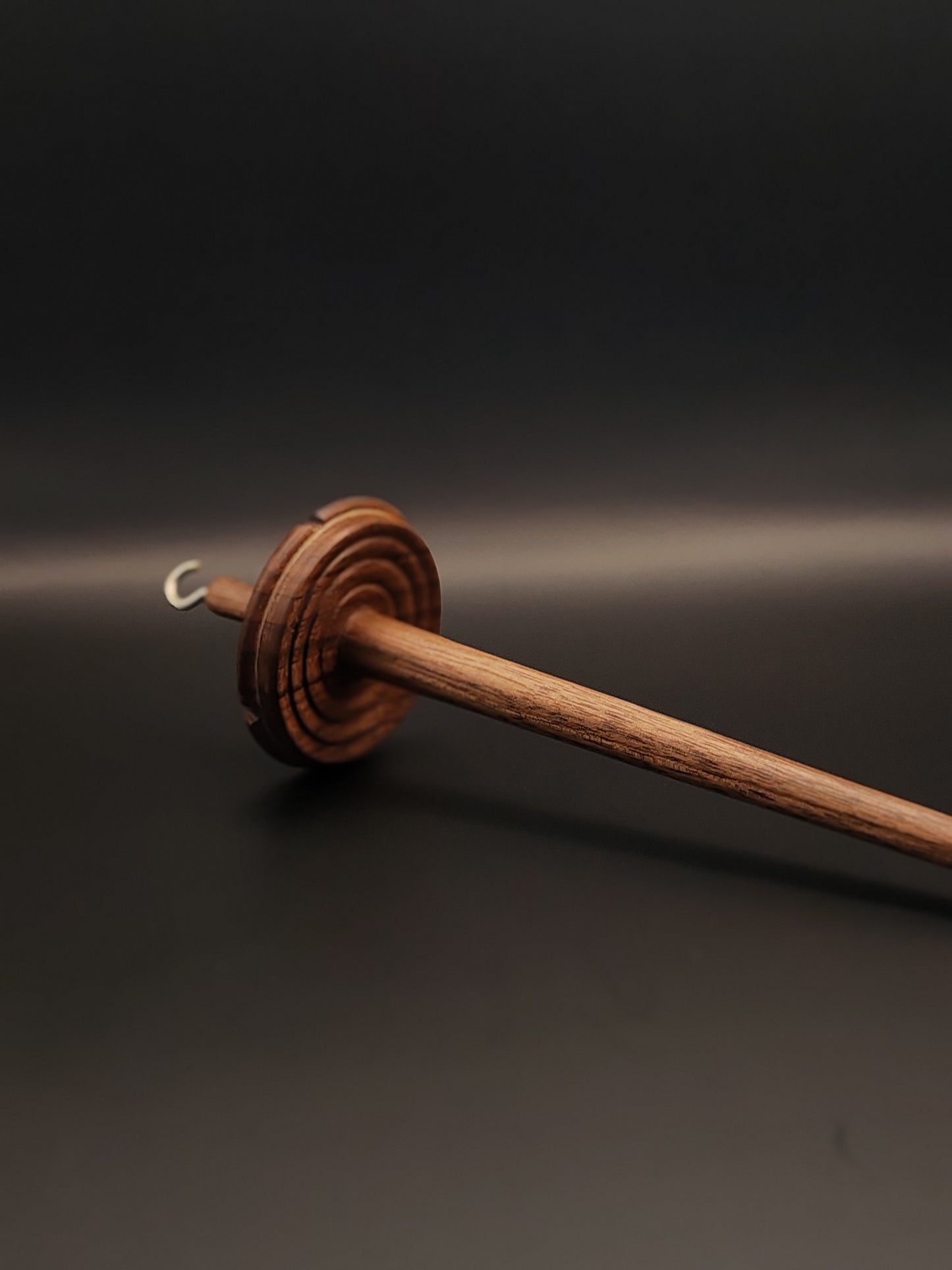 Drop Spindle: Artisan Walnut Wood (26 cm / 26 g) – Perfect for Fine and Medium Yarn Spinning