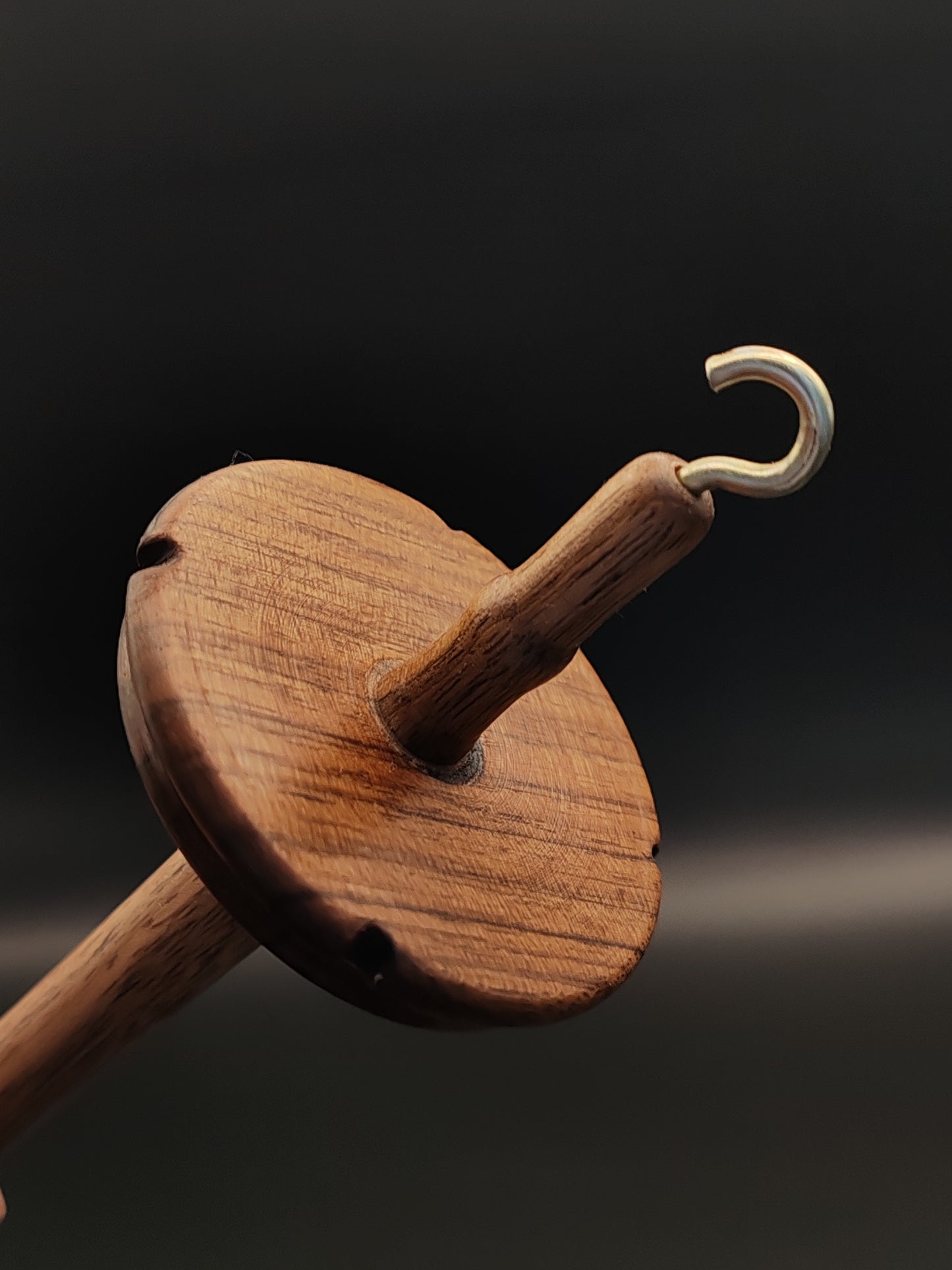 Drop Spindle: Artisan Walnut Wood (26 cm / 26 g) – Perfect for Fine and Medium Yarn Spinning