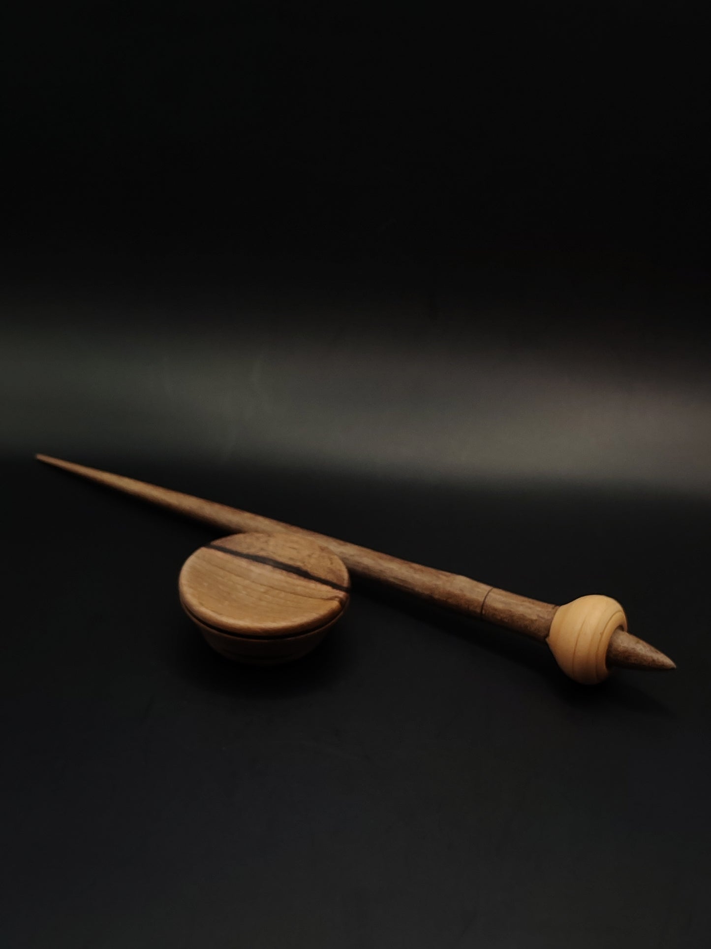 Support Spindle for Yarn Spinning – 17g / 27.5cm (0.6oz / 10.8in) – Walnut Shaft & Apple Whorl – with Walnut Support Bowl