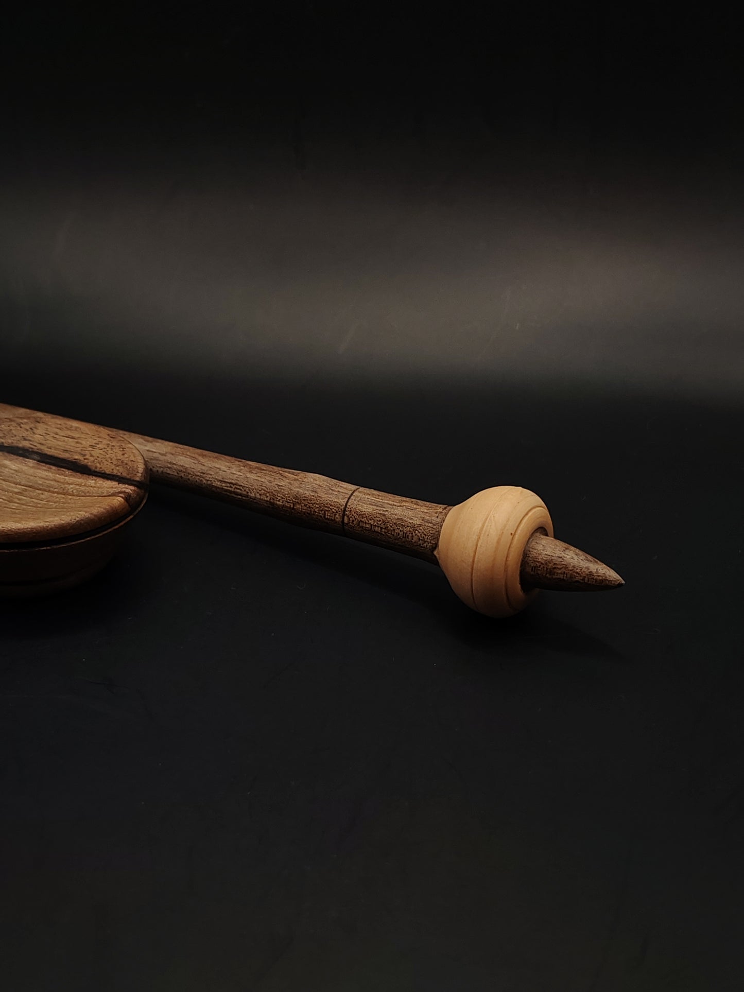 Support Spindle for Yarn Spinning – 17g / 27.5cm (0.6oz / 10.8in) – Walnut Shaft & Apple Whorl – with Walnut Support Bowl