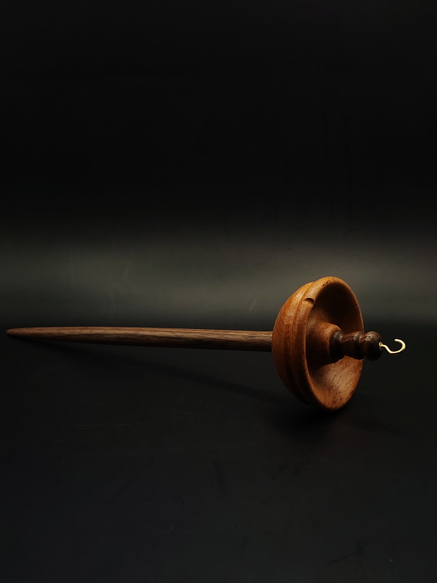 Drop Spindle for Yarn Spinning – Walnut Shaft & Red Beech Whorl | 27.5 cm (50 g) | Handcrafted Top Whorl Spindle by Kravelli