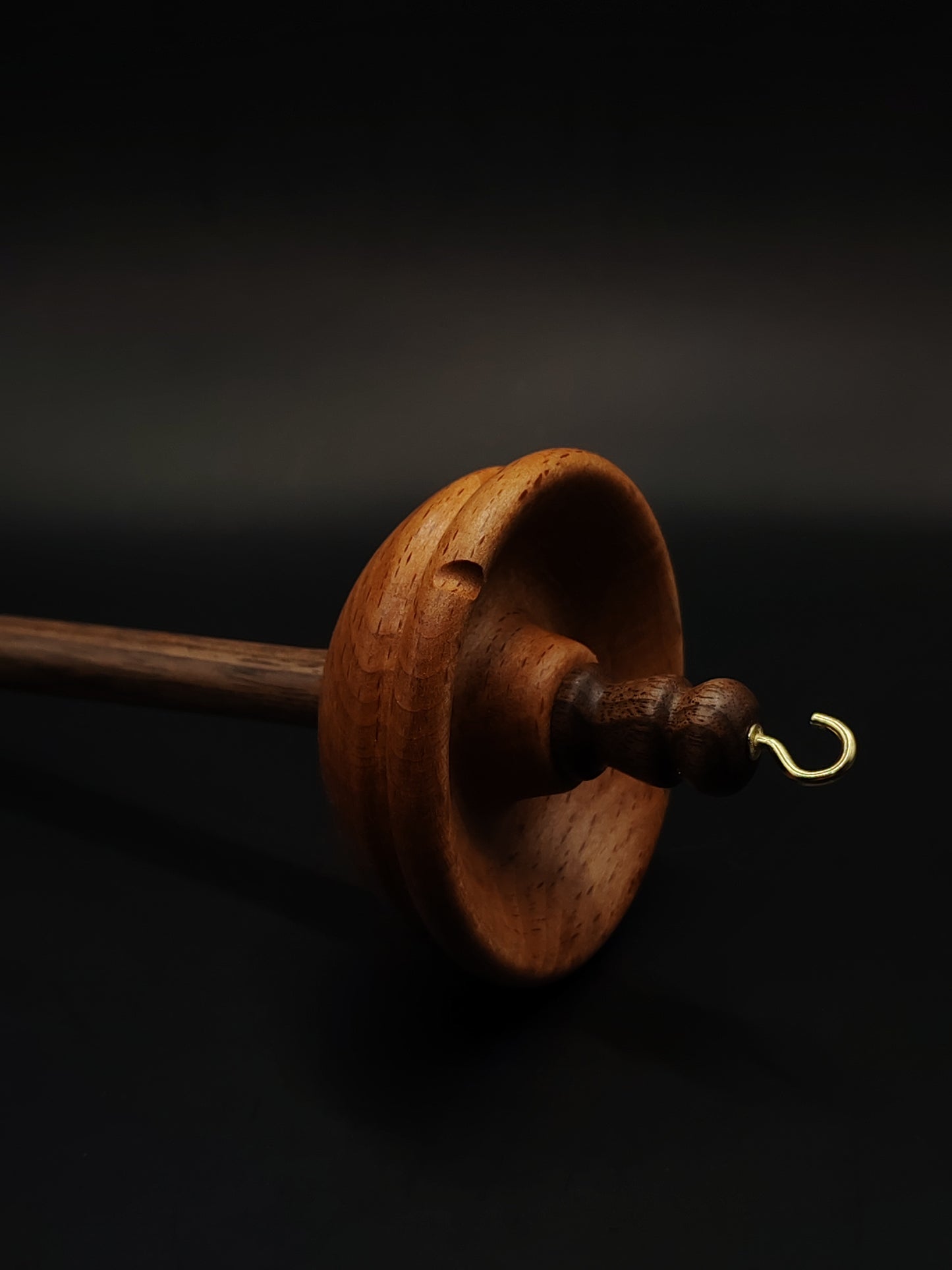 Drop Spindle for Yarn Spinning – Walnut Shaft & Red Beech Whorl | 27.5 cm (50 g) | Handcrafted Top Whorl Spindle by Kravelli