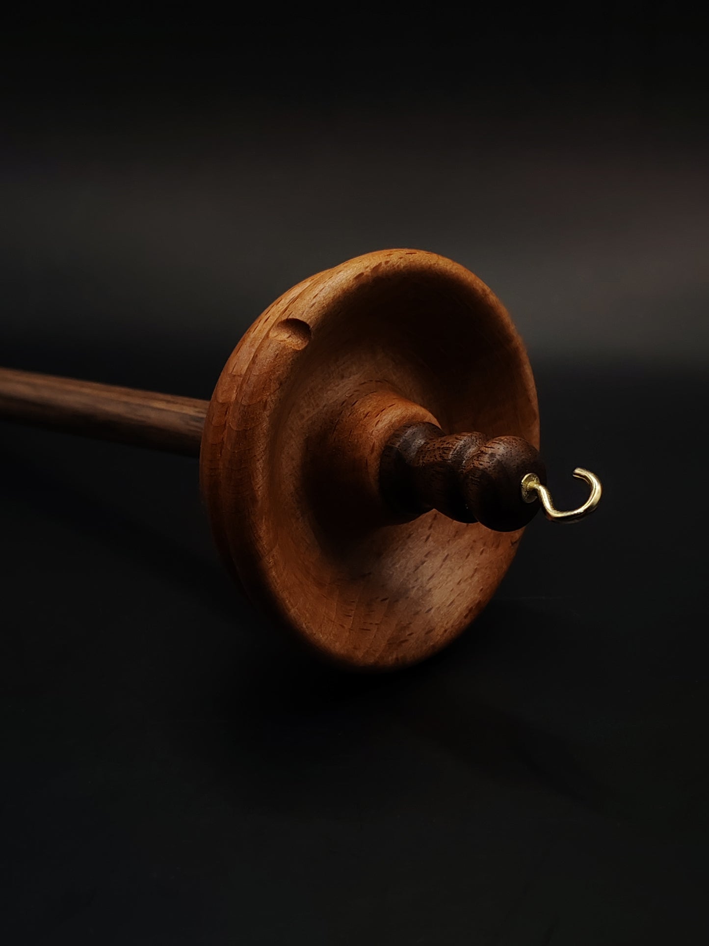 Drop Spindle for Yarn Spinning – Walnut Shaft & Red Beech Whorl | 27.5 cm (50 g) | Handcrafted Top Whorl Spindle by Kravelli