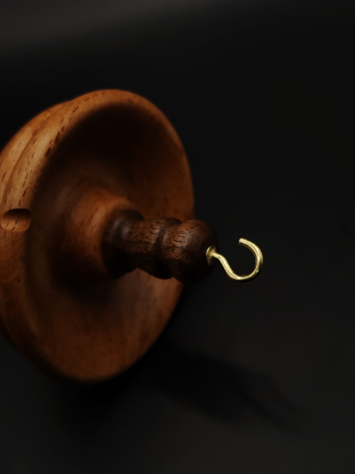 Drop Spindle for Yarn Spinning – Walnut Shaft & Red Beech Whorl | 27.5 cm (50 g) | Handcrafted Top Whorl Spindle by Kravelli