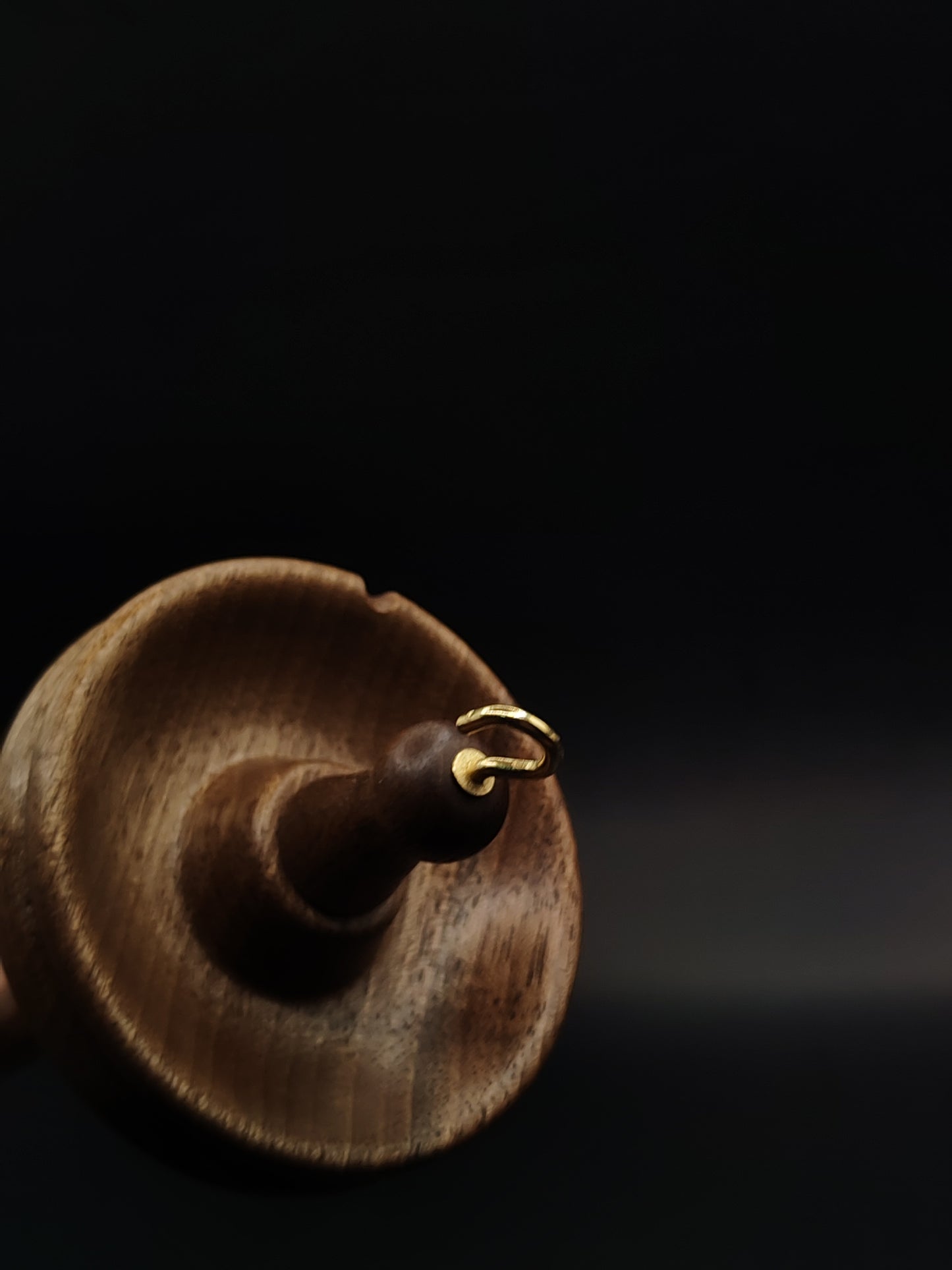 Drop Spindle for Yarn Spinning – Walnut Wood | 27 cm (56 g) | Hand-Turned Top Whorl Spindle by Kravelli