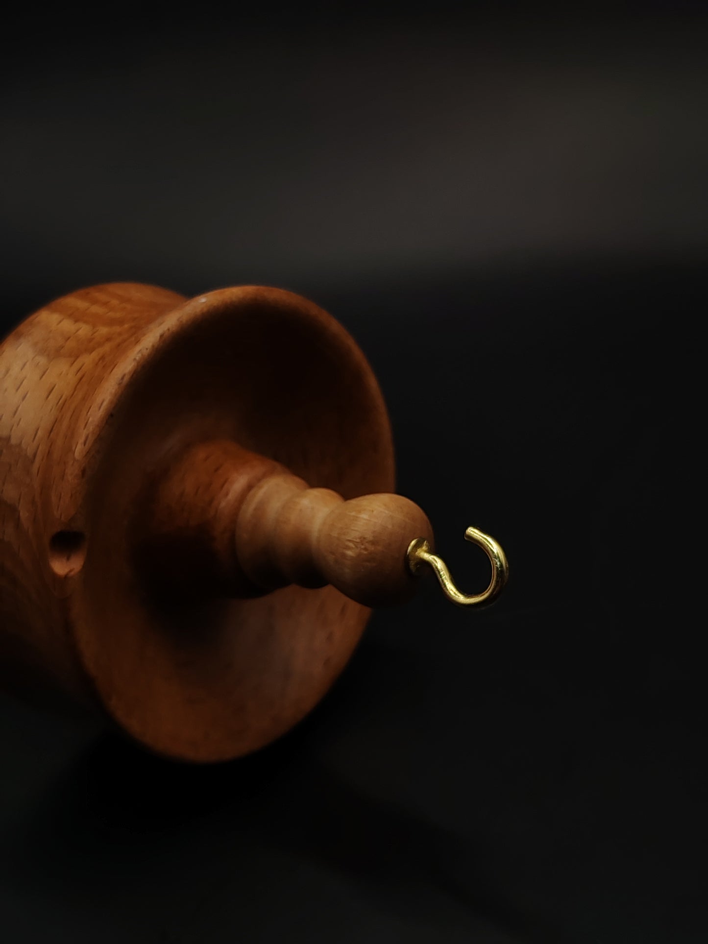 Drop Spindle for Yarn Spinning – Apple Shaft & Beech Whorl | 28 cm (45 g) | Handcrafted Top Whorl Spinning Tool by Kravelli