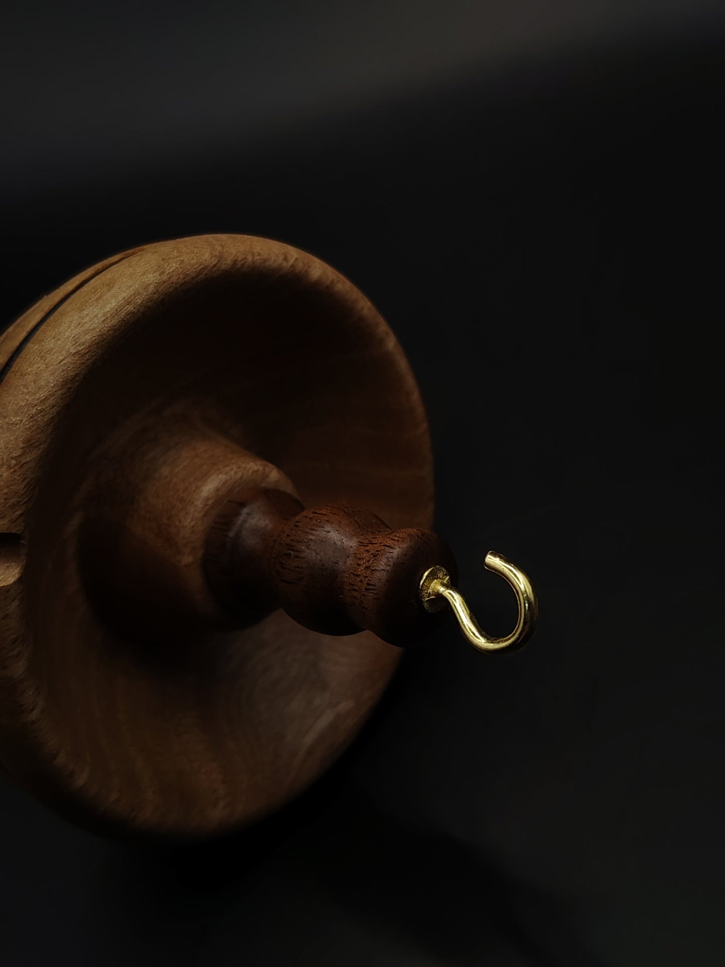 Drop Spindle for Yarn Spinning – Solid Walnut | 27 cm (55 g) | Handcrafted Top Whorl Spindle by Kravelli