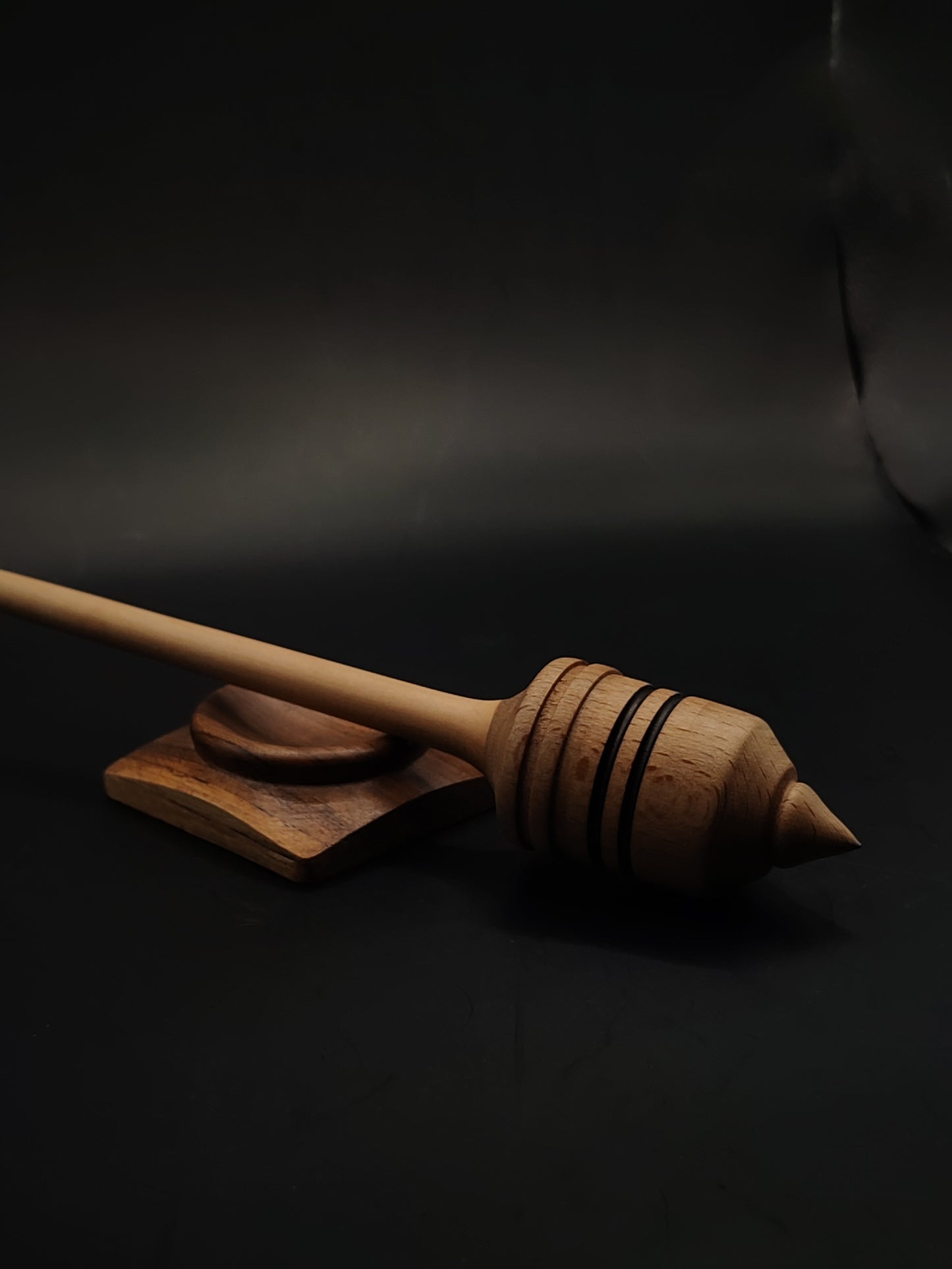 Support Spindle for Yarn Spinning – Pear Shaft & Beech Whorl | 28.5 cm (33 g) | Set with Walnut Bowl | Handcrafted by Kravelli