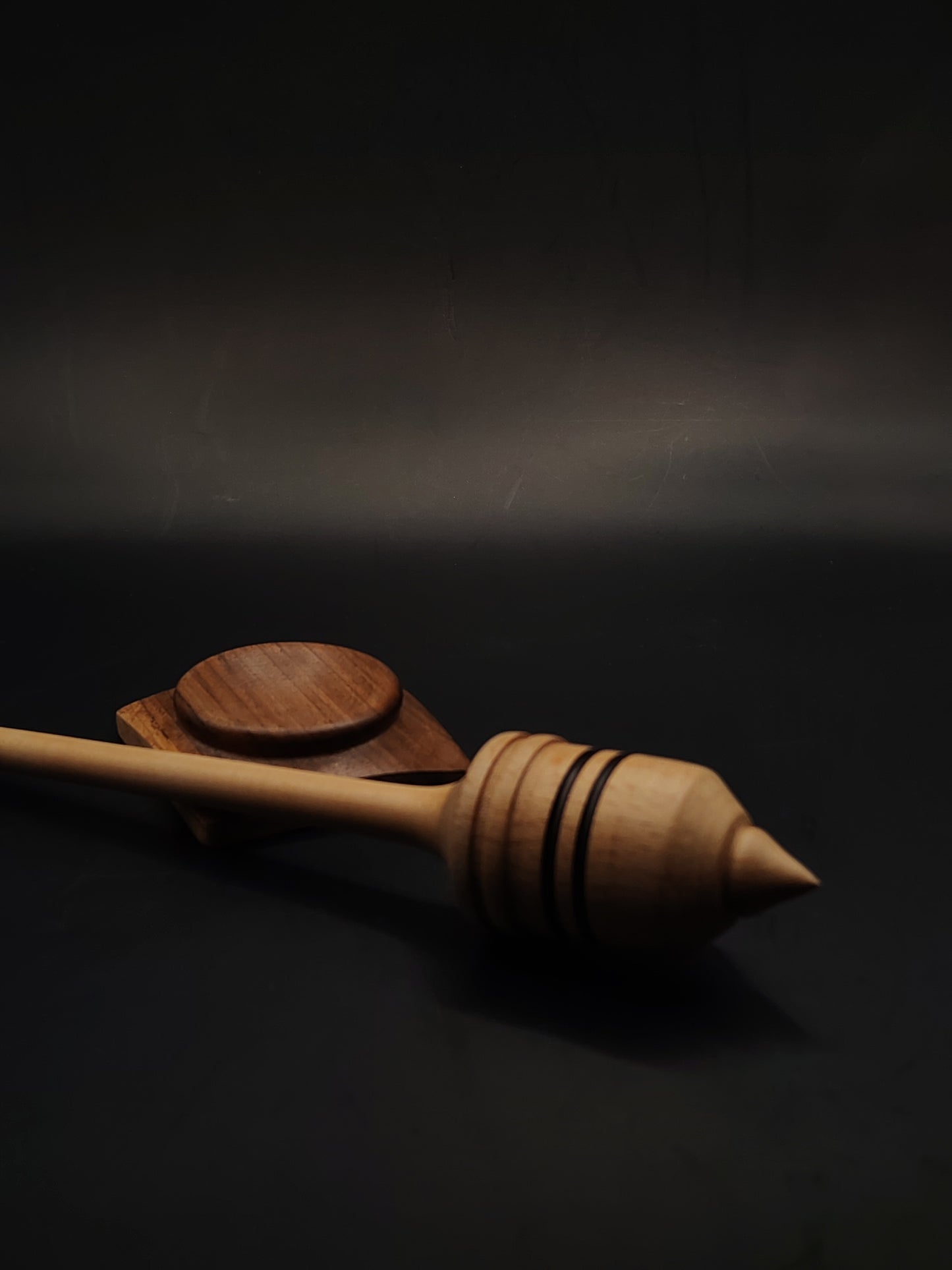Support Spindle for Yarn Spinning – Pear Shaft & Beech Whorl | 28.5 cm (33 g) | Set with Walnut Bowl | Handcrafted by Kravelli