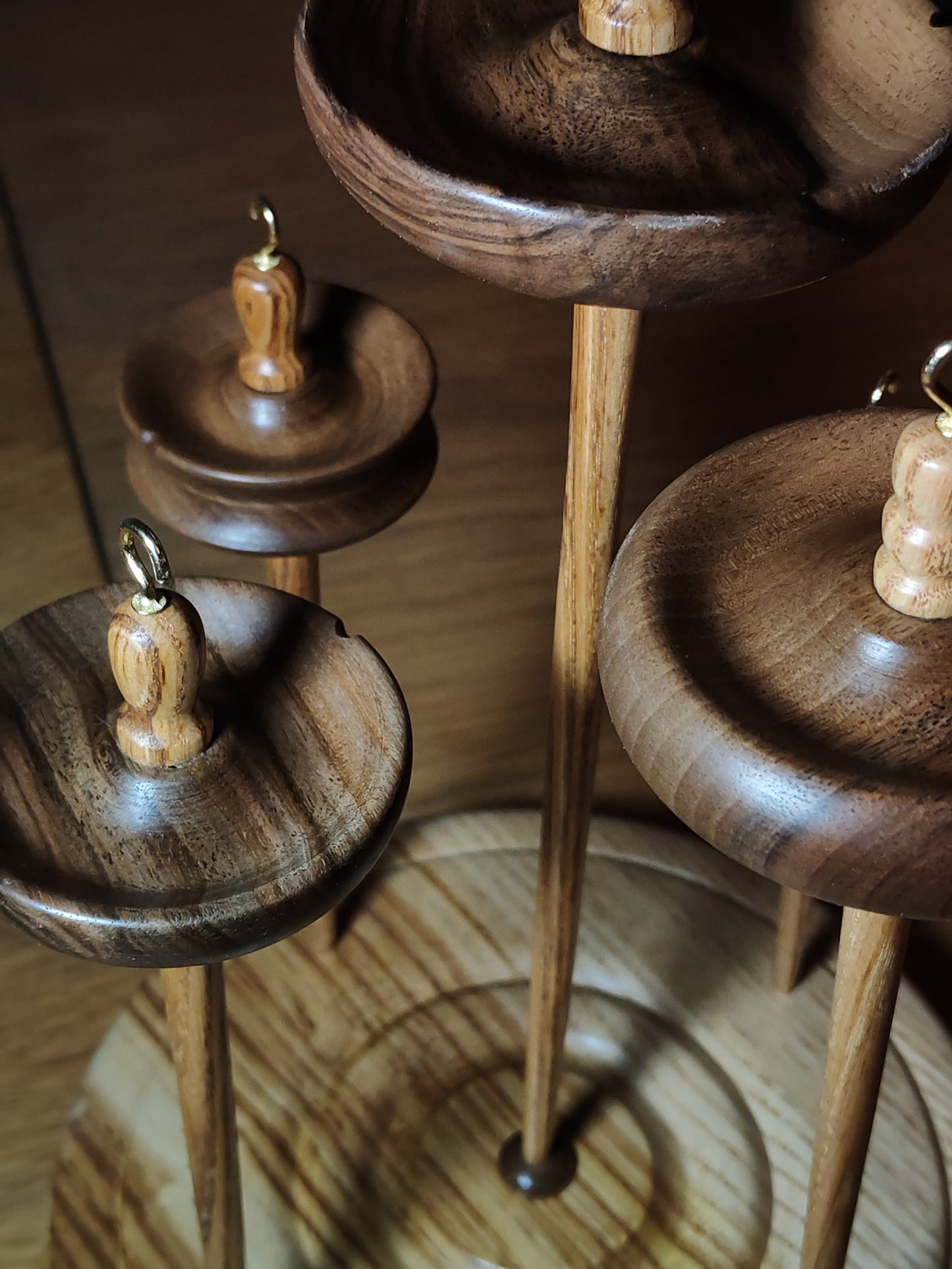 Drop Spindle Set – Chestnut & Walnut | 5 Spindles + Matching Stand | Handcrafted by Kravelli (61g to 23g Range)