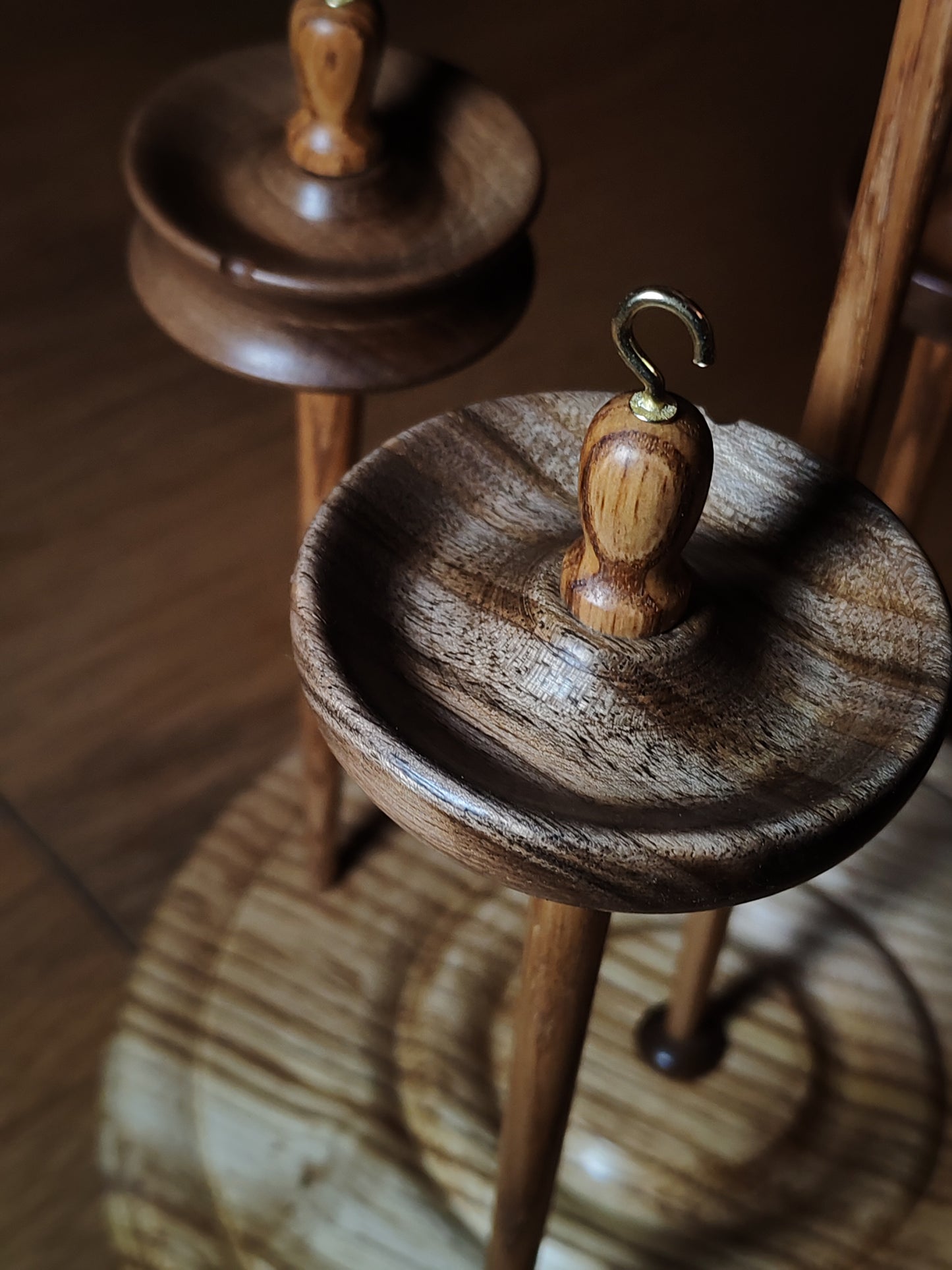 Drop Spindle Set – Chestnut & Walnut | 5 Spindles + Matching Stand | Handcrafted by Kravelli (61g to 23g Range)