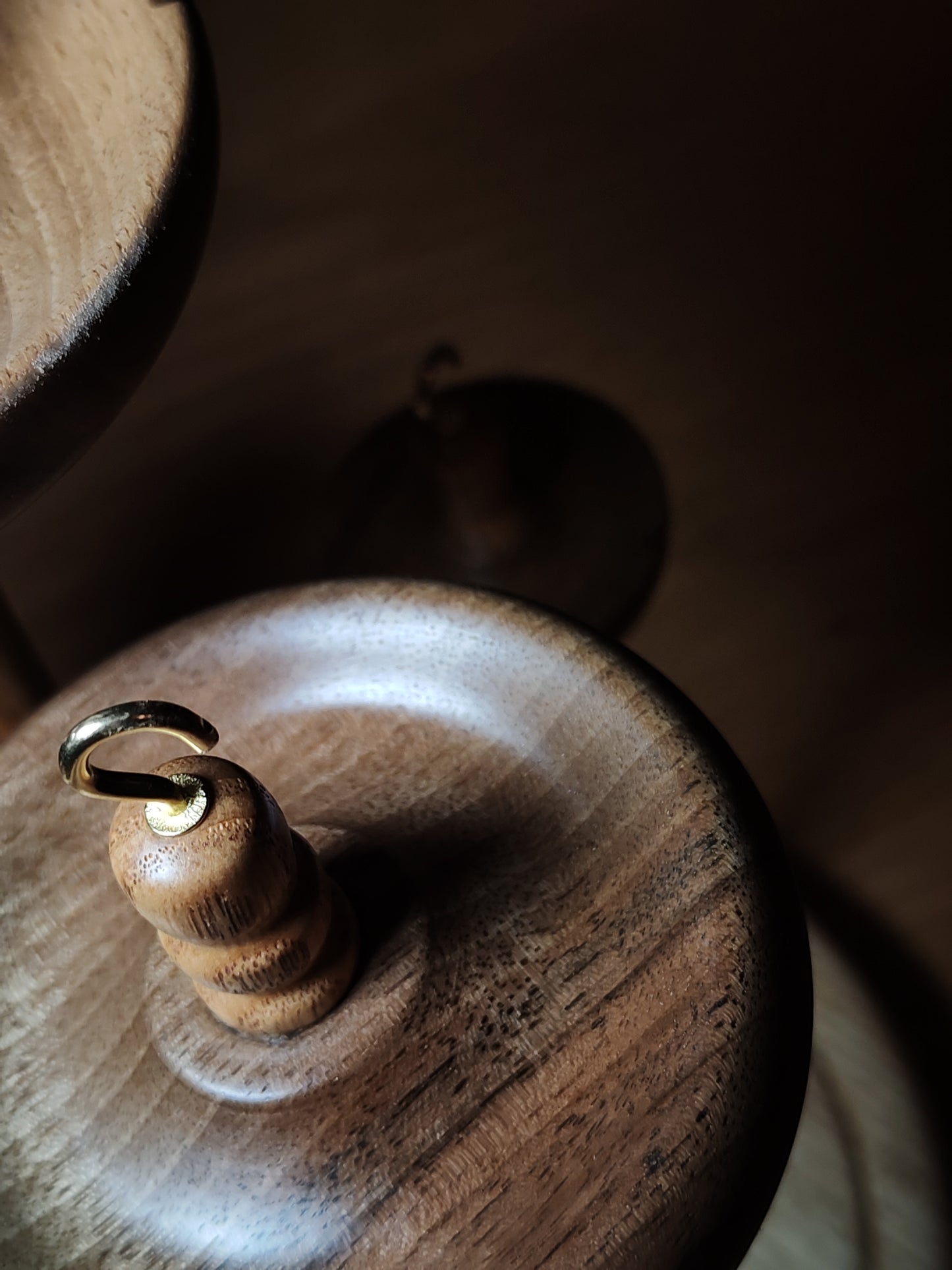 Drop Spindle Set – Chestnut & Walnut | 5 Spindles + Matching Stand | Handcrafted by Kravelli (61g to 23g Range)