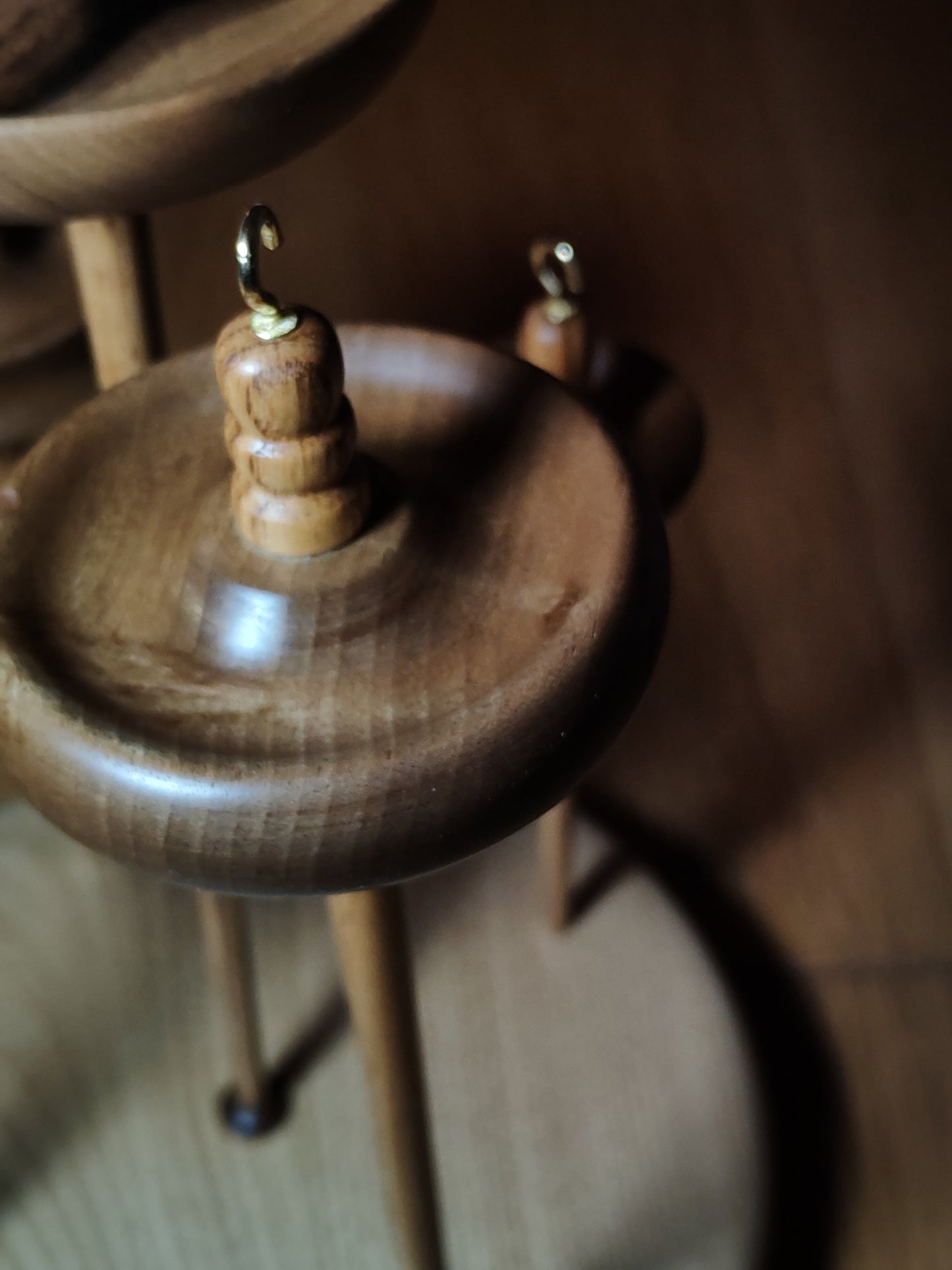 Artisan Drop Spindle Collection – Walnut & Chestnut Set of 5 with Stand | 60g to 19g Weights | Kravelli Handmade