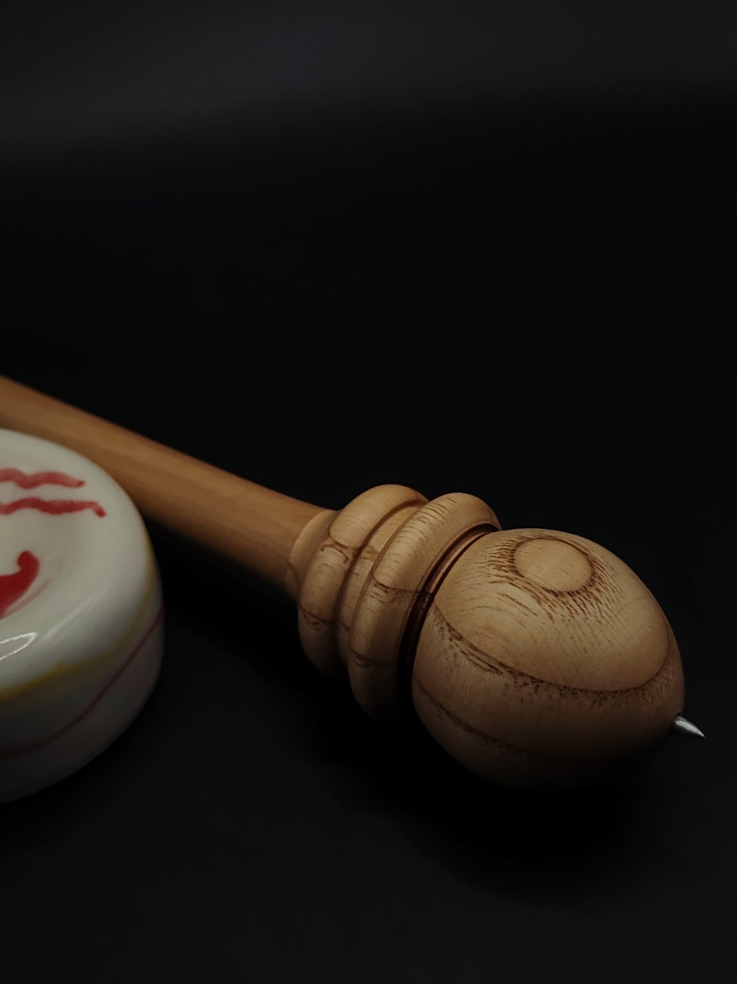 Support Spindle with Metal Tip – Chestnut Whorl & Pear Wood Shaft (27 cm / 25 g) + Ceramic Spinning Bowl Set | Handmade by Kravelli