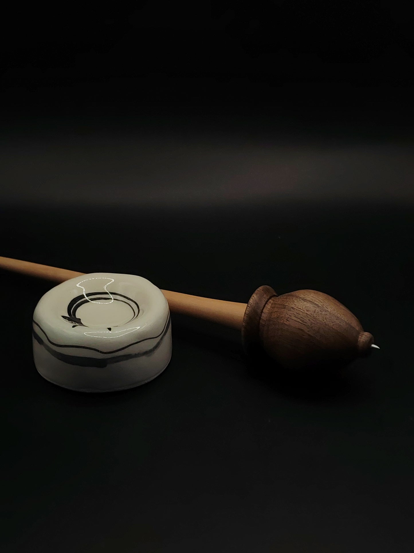 Support Spindle with Metal Tip – Walnut Whorl & Beech Shaft (27 cm / 33 g) + Ceramic Spinning Bowl | Handcrafted by Kravelli