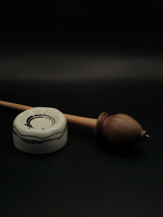 Support Spindle with Metal Tip – Walnut Whorl & Beech Shaft (27 cm / 33 g) + Ceramic Spinning Bowl | Handcrafted by Kravelli