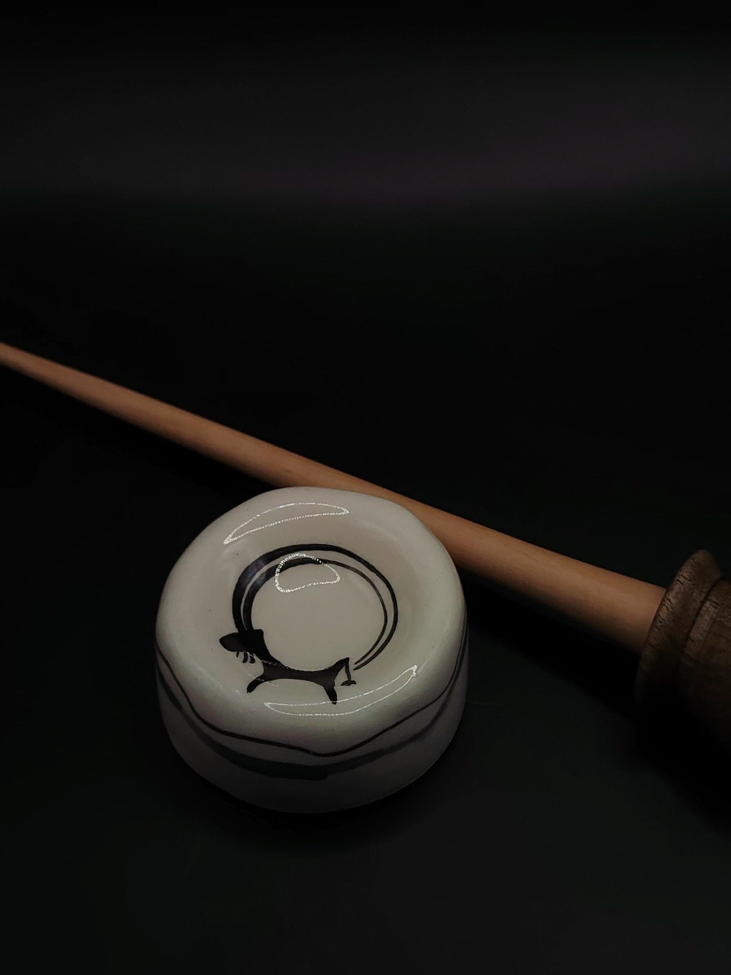 Support Spindle with Metal Tip – Walnut Whorl & Beech Shaft (27 cm / 33 g) + Ceramic Spinning Bowl | Handcrafted by Kravelli