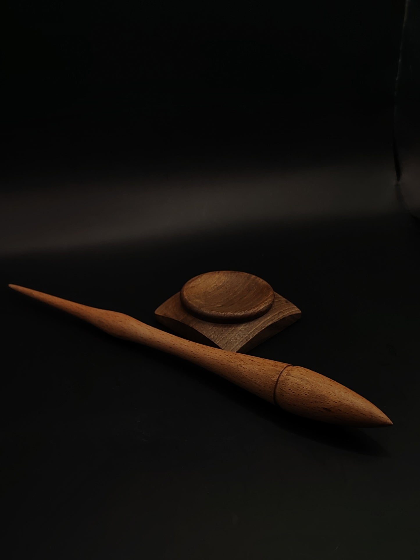 A beautifully carved Goddess-style beech support spindle, 20 g and 25.5 cm, paired with a handcrafted walnut spinning bowl — elegant, symbolic, and perfectly balanced.