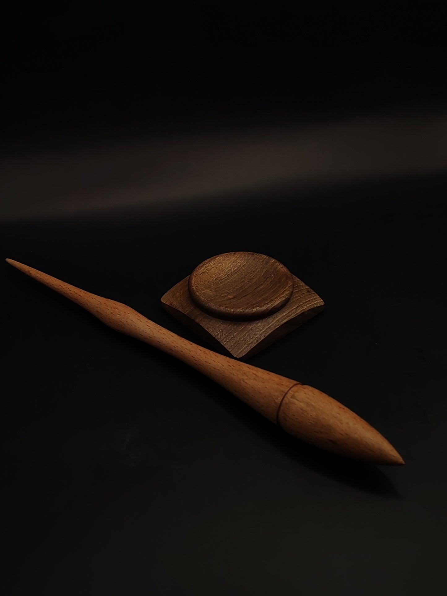 A beautifully carved Goddess-style beech support spindle, 20 g and 25.5 cm, paired with a handcrafted walnut spinning bowl — elegant, symbolic, and perfectly balanced.