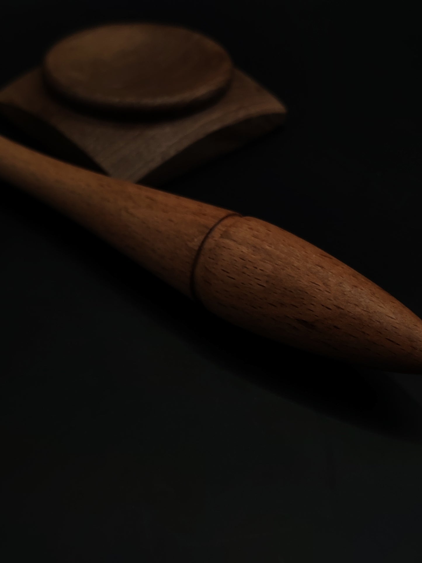 A beautifully carved Goddess-style beech support spindle, 20 g and 25.5 cm, paired with a handcrafted walnut spinning bowl — elegant, symbolic, and perfectly balanced.