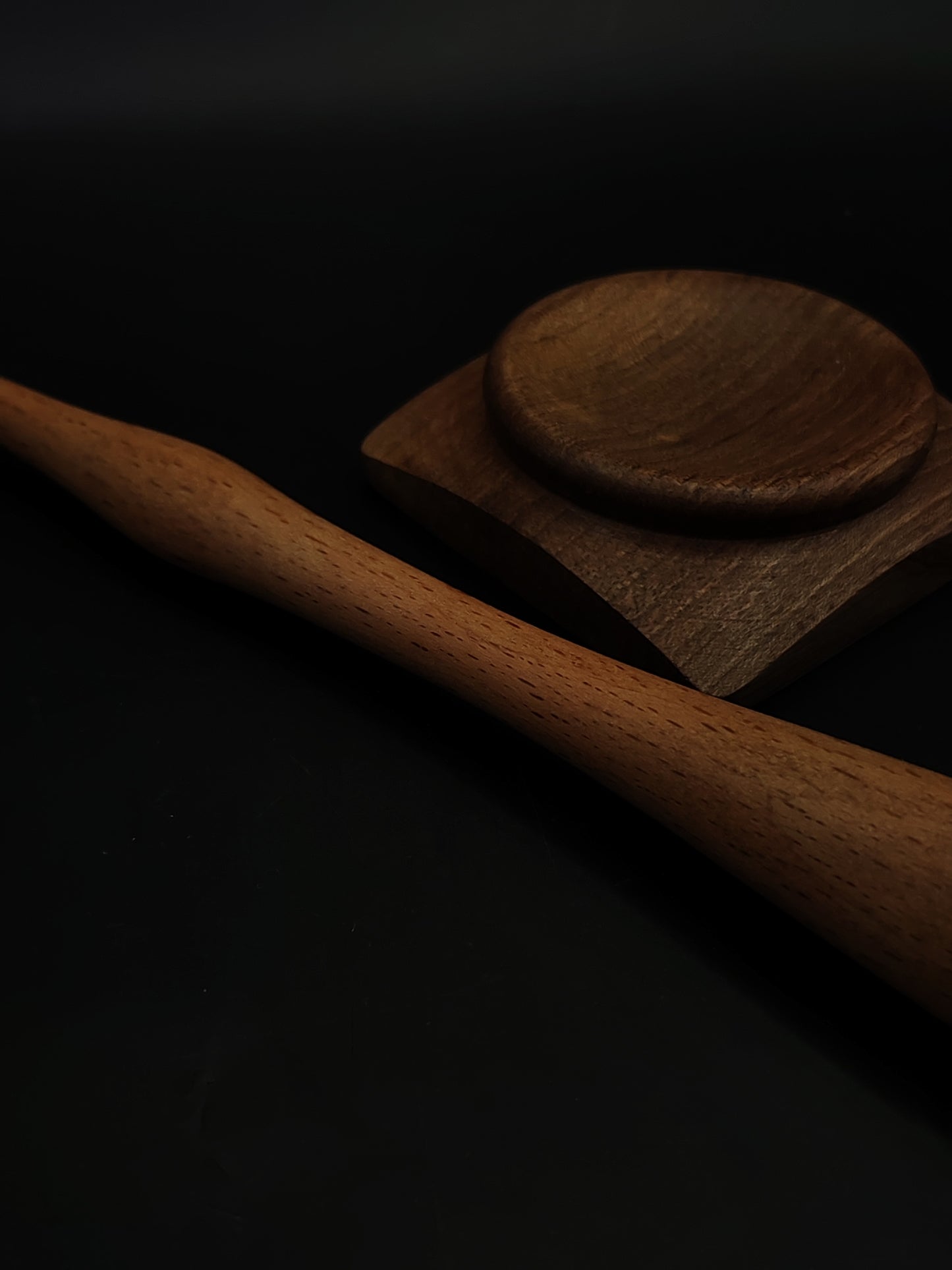 A beautifully carved Goddess-style beech support spindle, 20 g and 25.5 cm, paired with a handcrafted walnut spinning bowl — elegant, symbolic, and perfectly balanced.