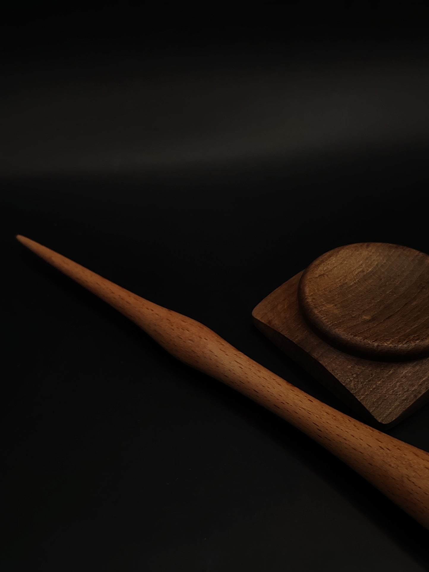 A beautifully carved Goddess-style beech support spindle, 20 g and 25.5 cm, paired with a handcrafted walnut spinning bowl — elegant, symbolic, and perfectly balanced.