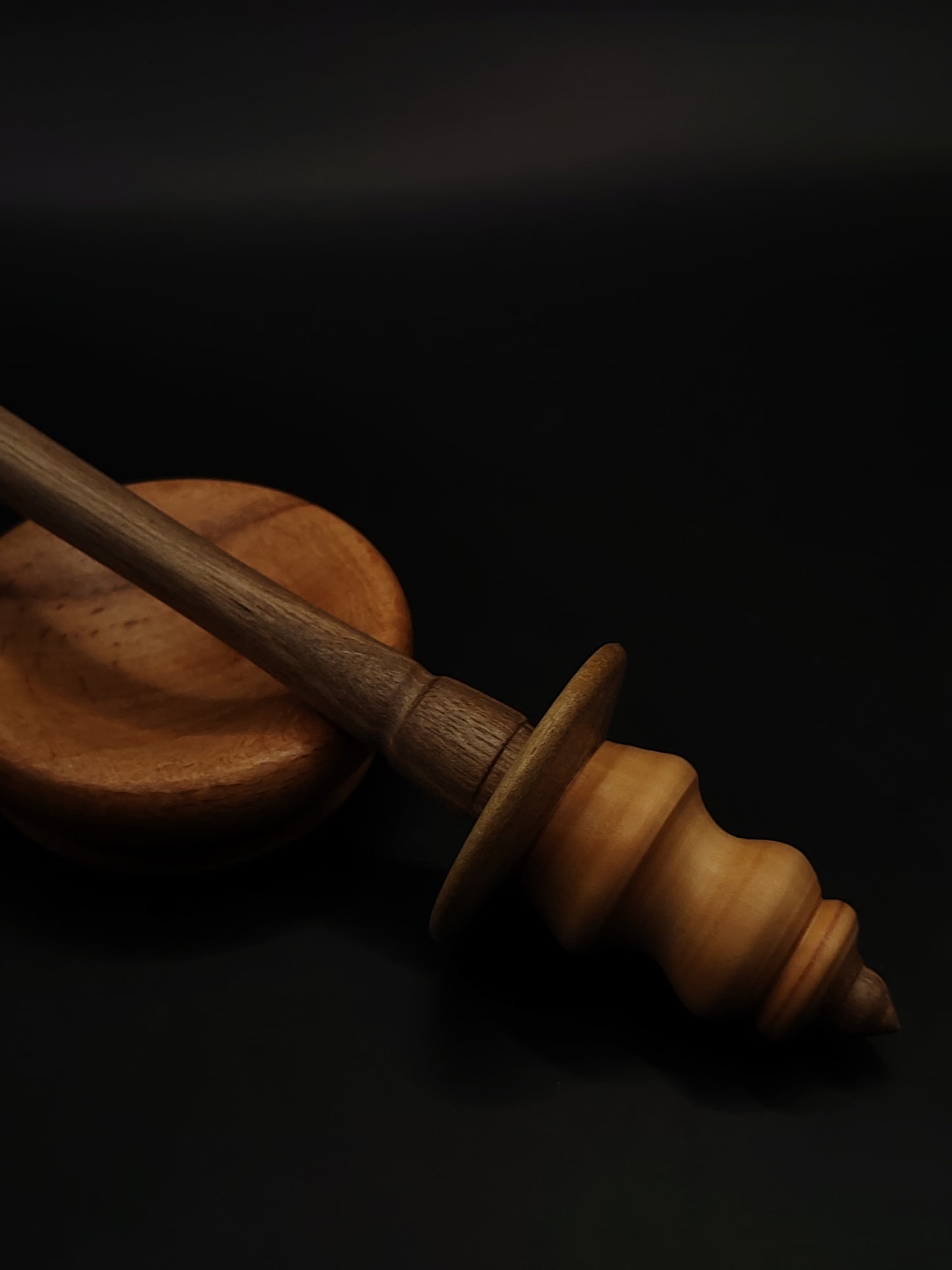 A lightweight 20 g artisan support spindle featuring a pear wood whorl, walnut shaft, and a beech support bowl — smooth, elegant, and perfect for fine to medium spinning.