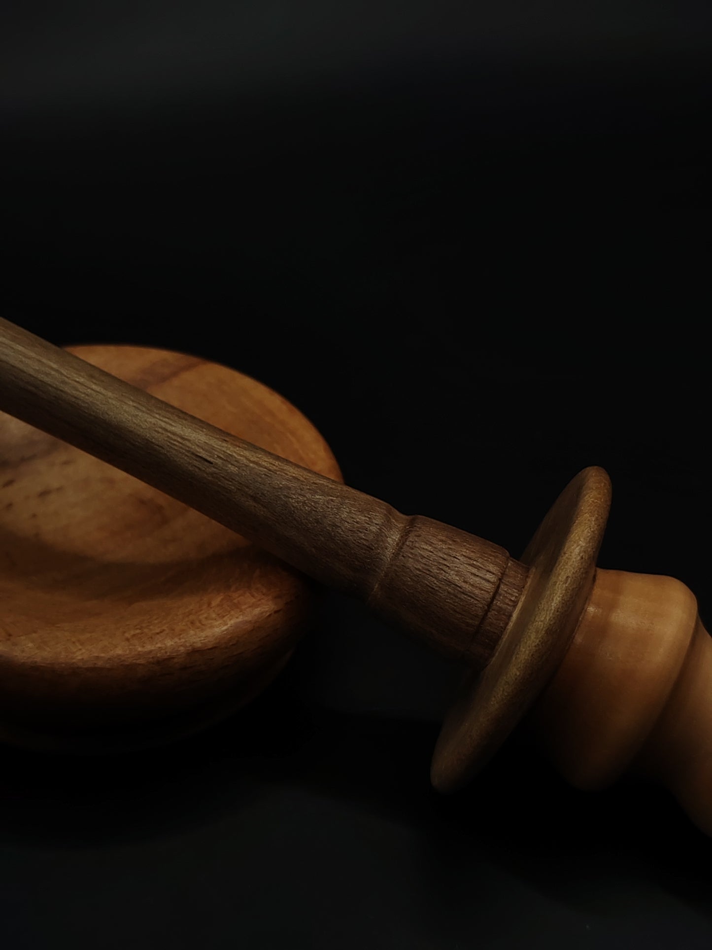 A lightweight 20 g artisan support spindle featuring a pear wood whorl, walnut shaft, and a beech support bowl — smooth, elegant, and perfect for fine to medium spinning.