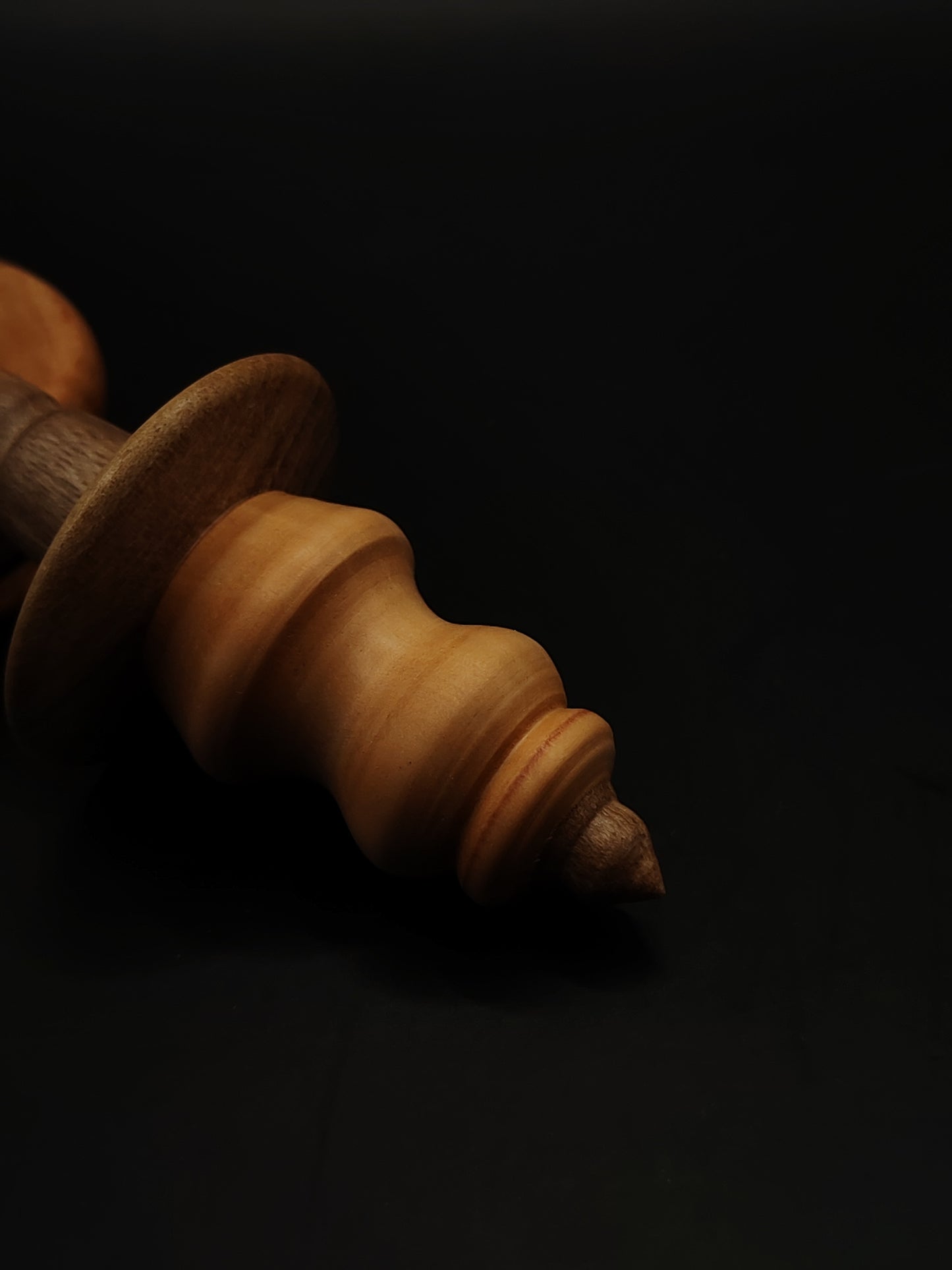 A lightweight 20 g artisan support spindle featuring a pear wood whorl, walnut shaft, and a beech support bowl — smooth, elegant, and perfect for fine to medium spinning.