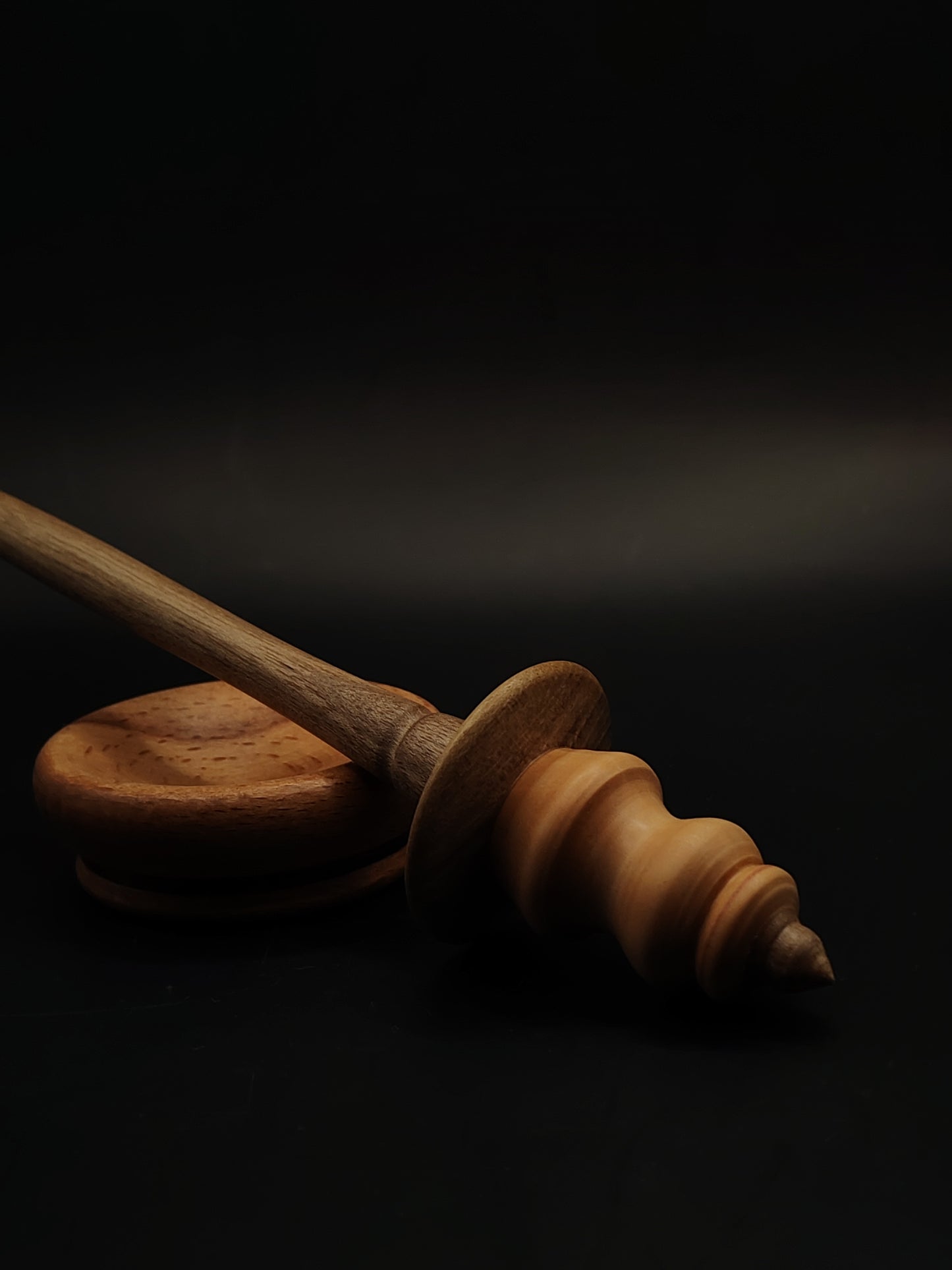 A lightweight 20 g artisan support spindle featuring a pear wood whorl, walnut shaft, and a beech support bowl — smooth, elegant, and perfect for fine to medium spinning.