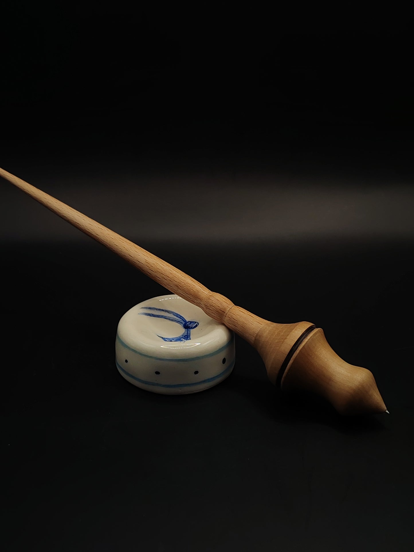 Support Spindle with Metal Tip – Beech Shaft & Pear Whorl (26 cm / 10.2″, 24 g / 0.85 oz) + Hand-Painted Ceramic Spinning Bowl | Artisan Handmade by Kravelli