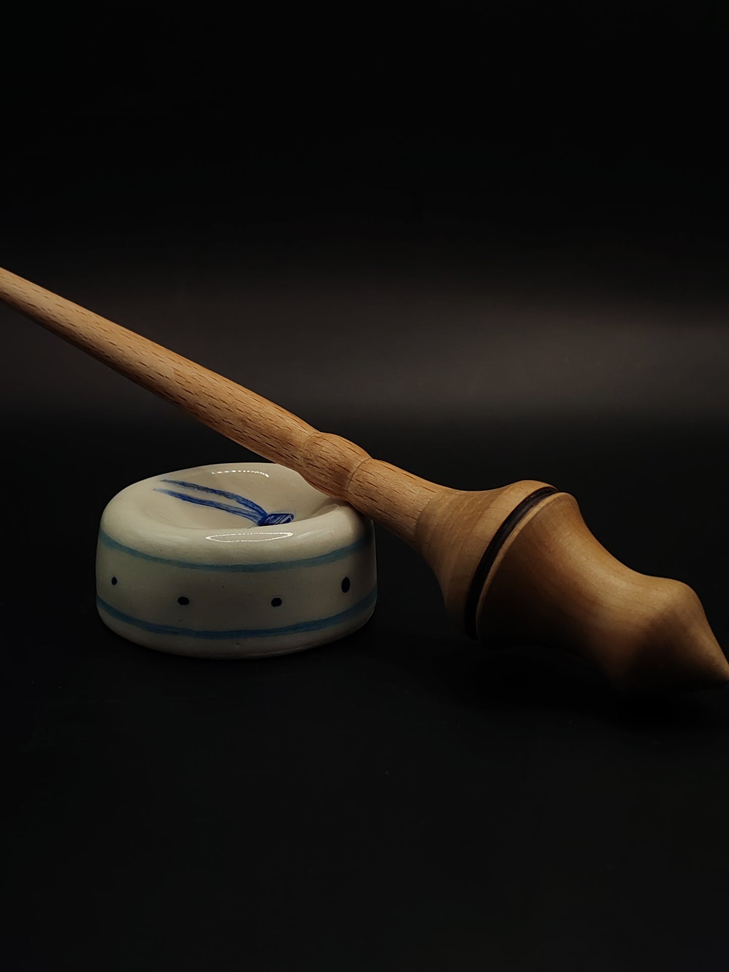 Support Spindle with Metal Tip – Beech Shaft & Pear Whorl (26 cm / 10.2″, 24 g / 0.85 oz) + Hand-Painted Ceramic Spinning Bowl | Artisan Handmade by Kravelli
