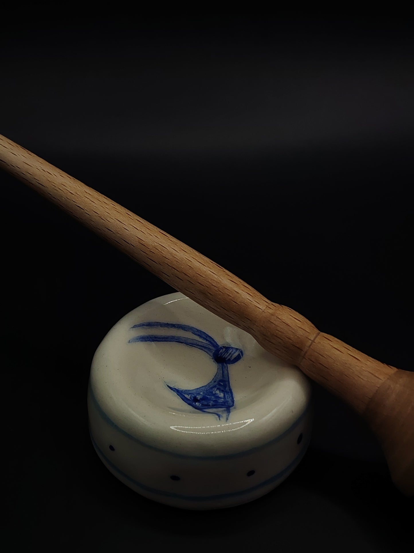 Support Spindle with Metal Tip – Beech Shaft & Pear Whorl (26 cm / 10.2″, 24 g / 0.85 oz) + Hand-Painted Ceramic Spinning Bowl | Artisan Handmade by Kravelli