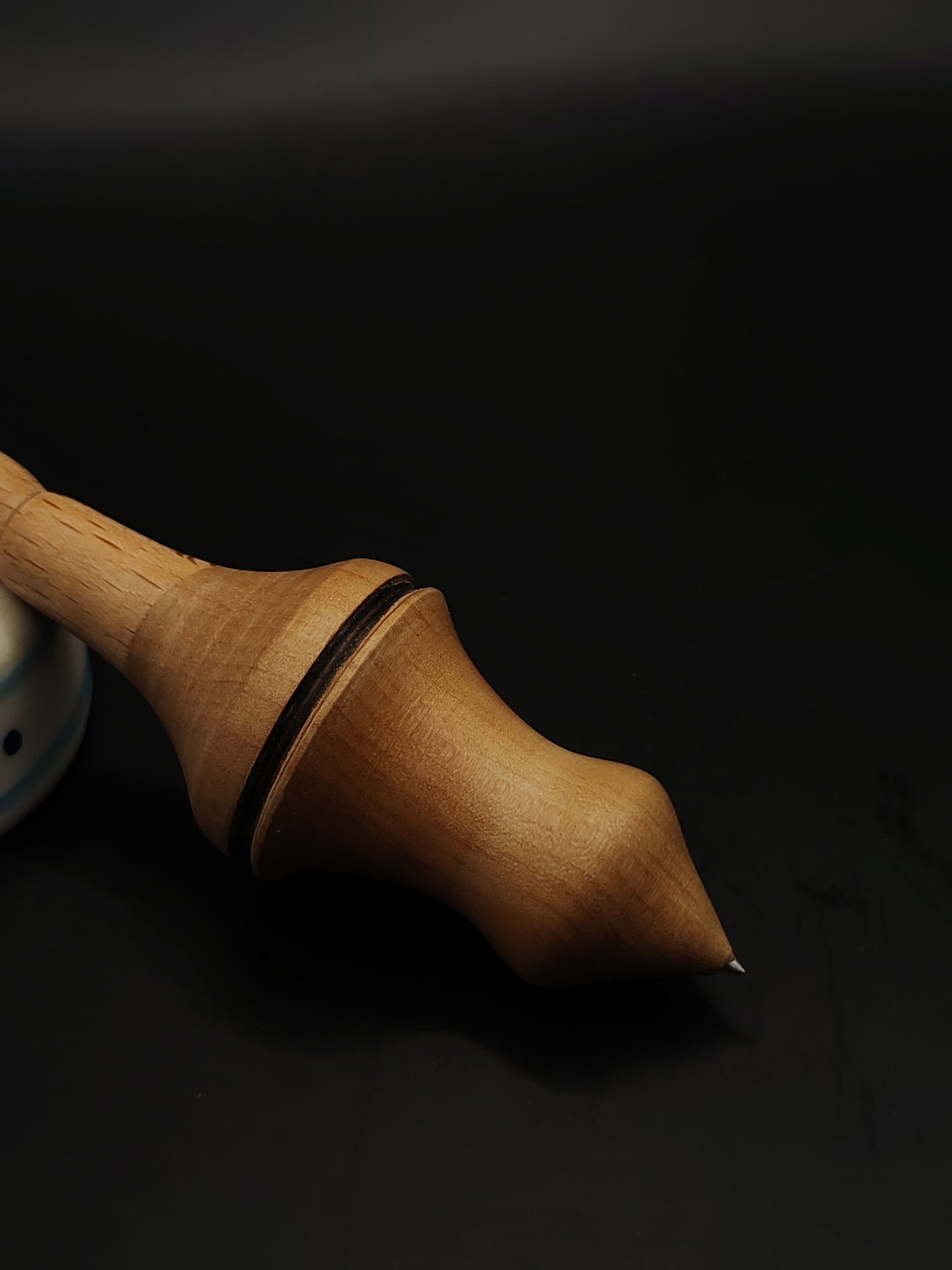 Support Spindle with Metal Tip – Beech Shaft & Pear Whorl (26 cm / 10.2″, 24 g / 0.85 oz) + Hand-Painted Ceramic Spinning Bowl | Artisan Handmade by Kravelli