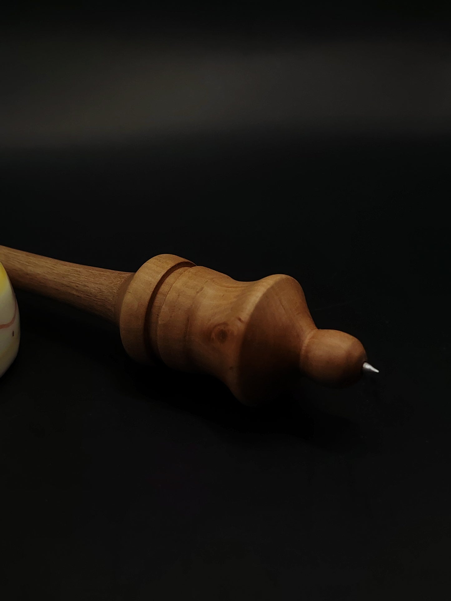 Support Spindle with Metal Tip – Grey Walnut Shaft & Pear Whorl (25.5 cm / 10″, 23 g / 0.81 oz) + Ceramic Spinning Bowl | Artisan Handmade by Kravelli