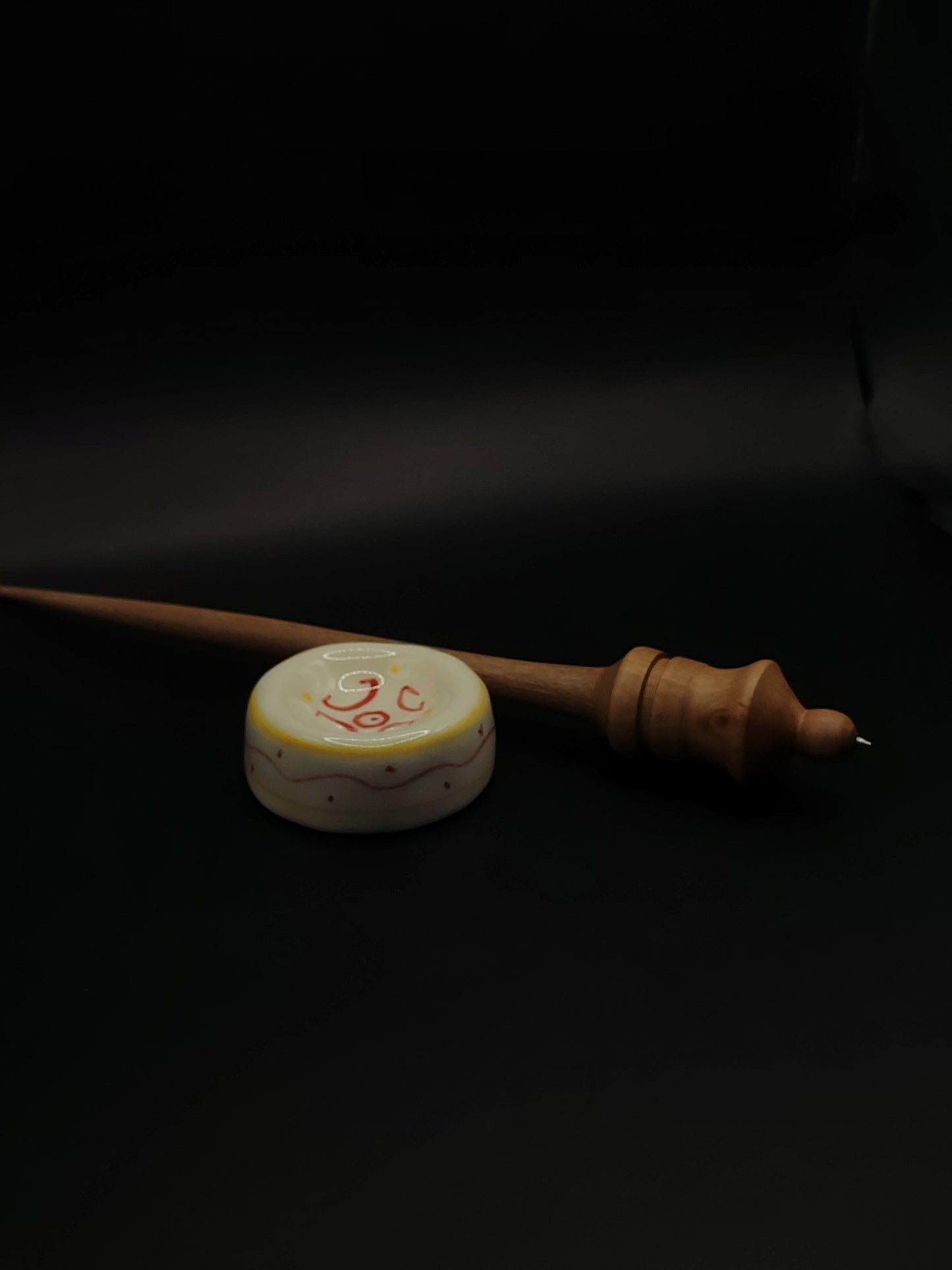 Support Spindle with Metal Tip – Grey Walnut Shaft & Pear Whorl (25.5 cm / 10″, 23 g / 0.81 oz) + Ceramic Spinning Bowl | Artisan Handmade by Kravelli