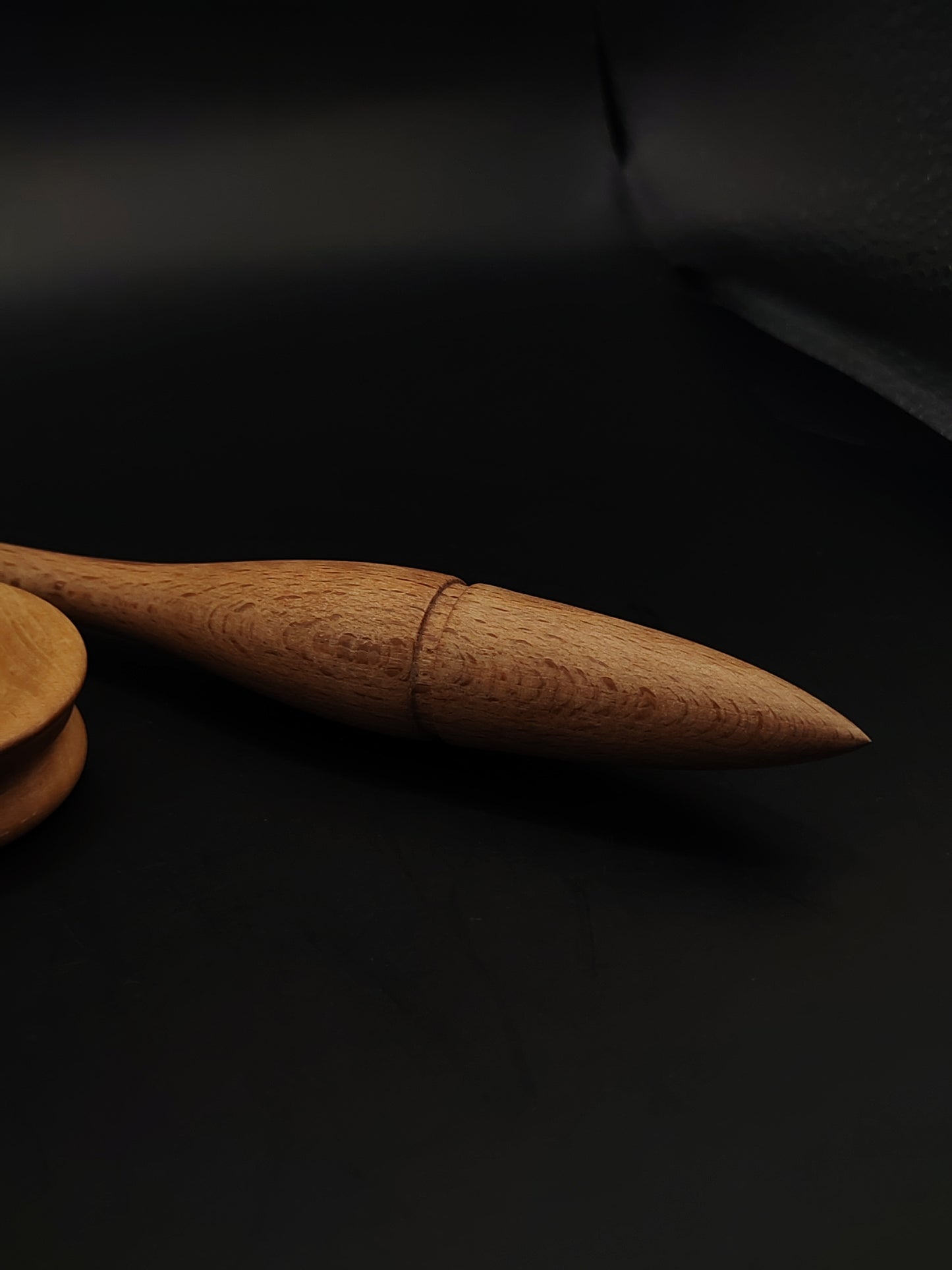 Goddess Support Spindle – Red Beech Wood (25 cm / 9.8″, 20 g / 0.70 oz) + Pear Wood Spinning Bowl | Artisan Handmade by Kravelli